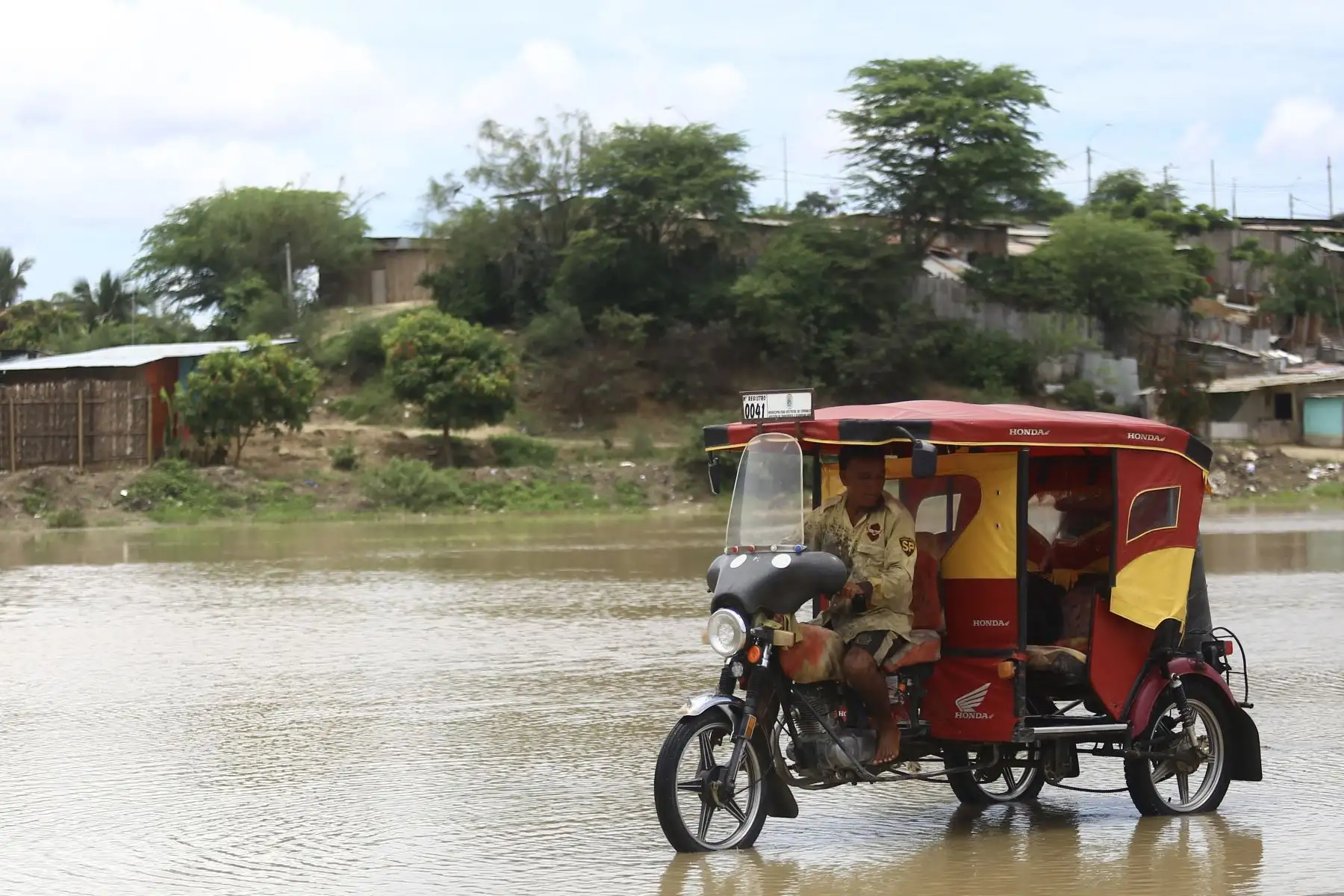 A unos días de la torrenciales lluvias en Tumbes los pobladores cruzan  quebradas inundadas  para llegar a sus hogares, las casas lucen llenas lodo en las habitaciones claramente afectadas por la naturaleza. 

Foto: ANDINA/Ricardo Cuba