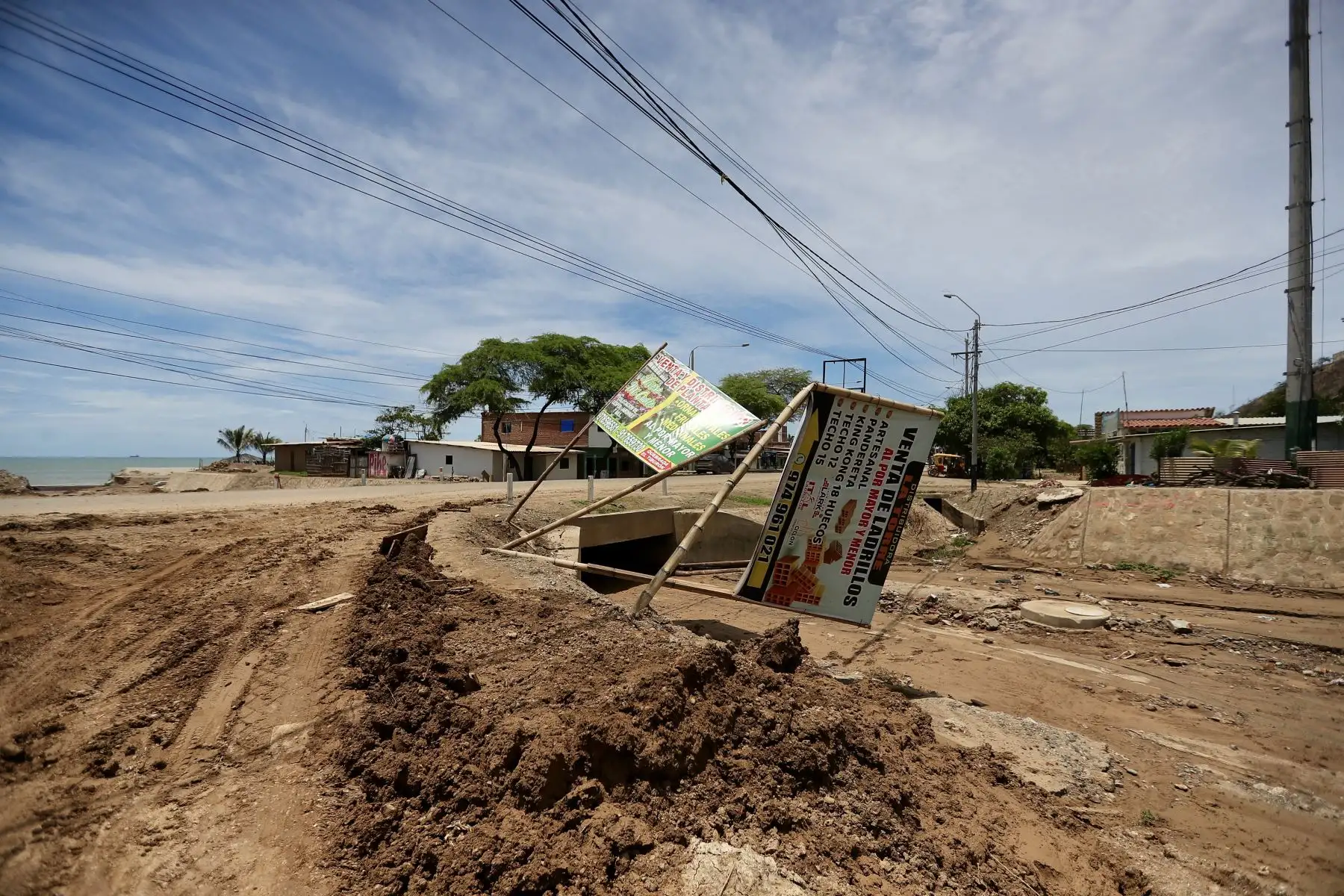 A unos días de la torrenciales lluvias en Tumbes los pobladores cruzan  quebradas inundadas  para llegar a sus hogares, las casas lucen llenas lodo en las habitaciones claramente afectadas por la naturaleza. 

Foto: ANDINA/Ricardo Cuba