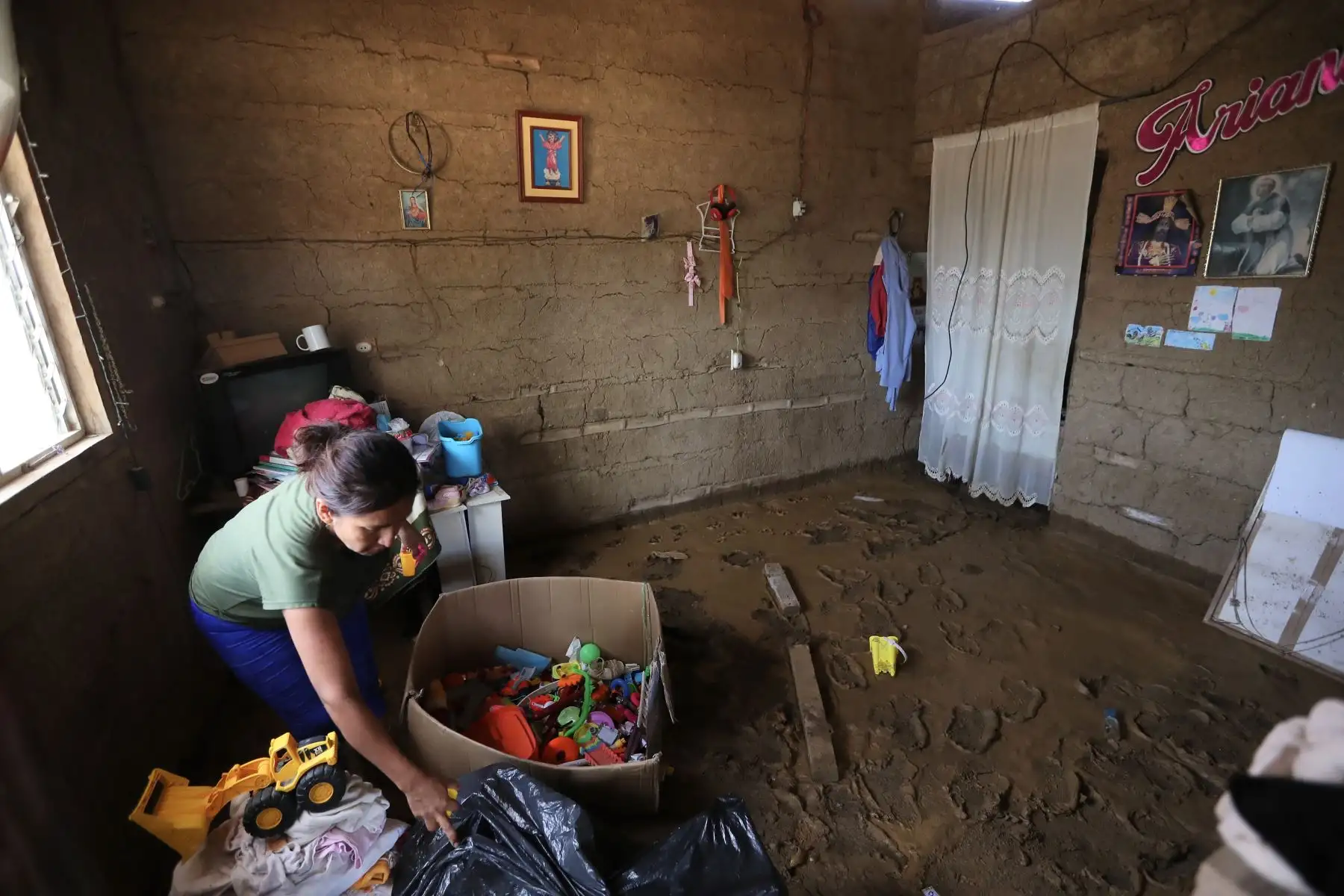 A unos días de la torrenciales lluvias en Tumbes los pobladores cruzan  quebradas inundadas  para llegar a sus hogares, las casas lucen llenas lodo en las habitaciones claramente afectadas por la naturaleza. 

Foto: ANDINA/Ricardo Cuba