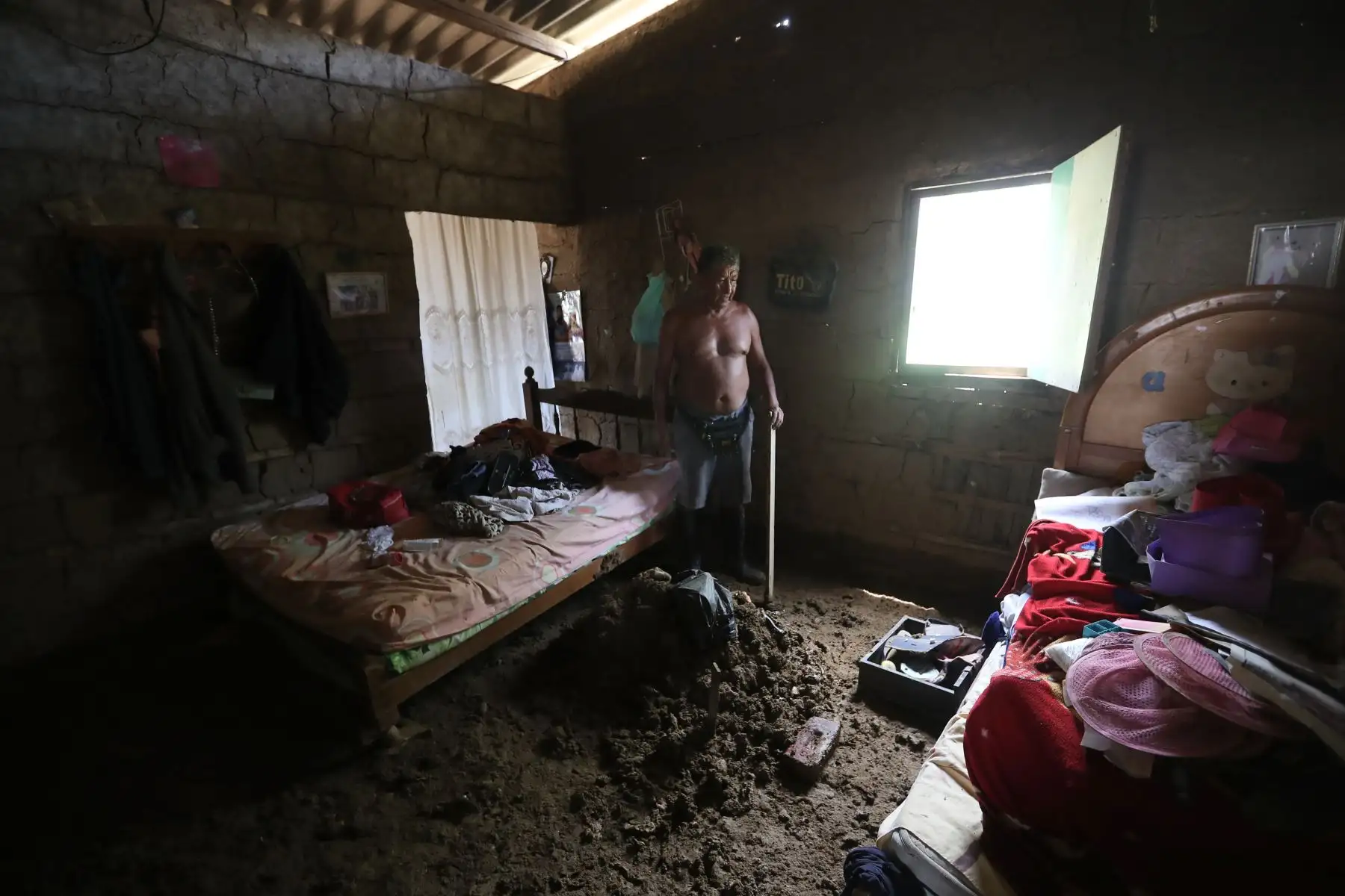 A unos días de la torrenciales lluvias en Tumbes los pobladores cruzan  quebradas inundadas  para llegar a sus hogares, las casas lucen llenas lodo en las habitaciones claramente afectadas por la naturaleza. 

Foto: ANDINA/Ricardo Cuba
