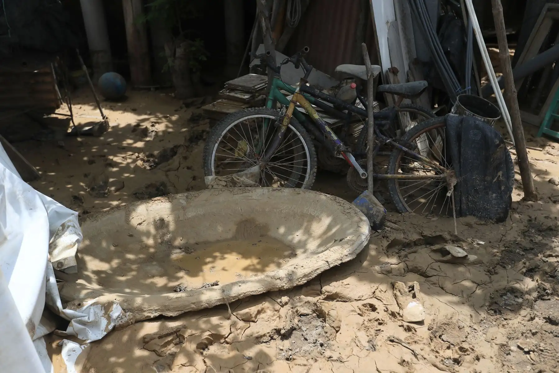 A unos días de la torrenciales lluvias en Tumbes los pobladores cruzan  quebradas inundadas  para llegar a sus hogares, las casas lucen llenas lodo en las habitaciones claramente afectadas por la naturaleza. 

Foto: ANDINA/Ricardo Cuba