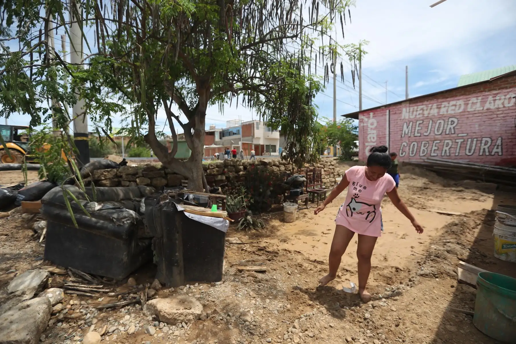 A unos días de la torrenciales lluvias en Tumbes los pobladores cruzan  quebradas inundadas  para llegar a sus hogares, las casas lucen llenas lodo en las habitaciones claramente afectadas por la naturaleza. 

Foto: ANDINA/Ricardo Cuba