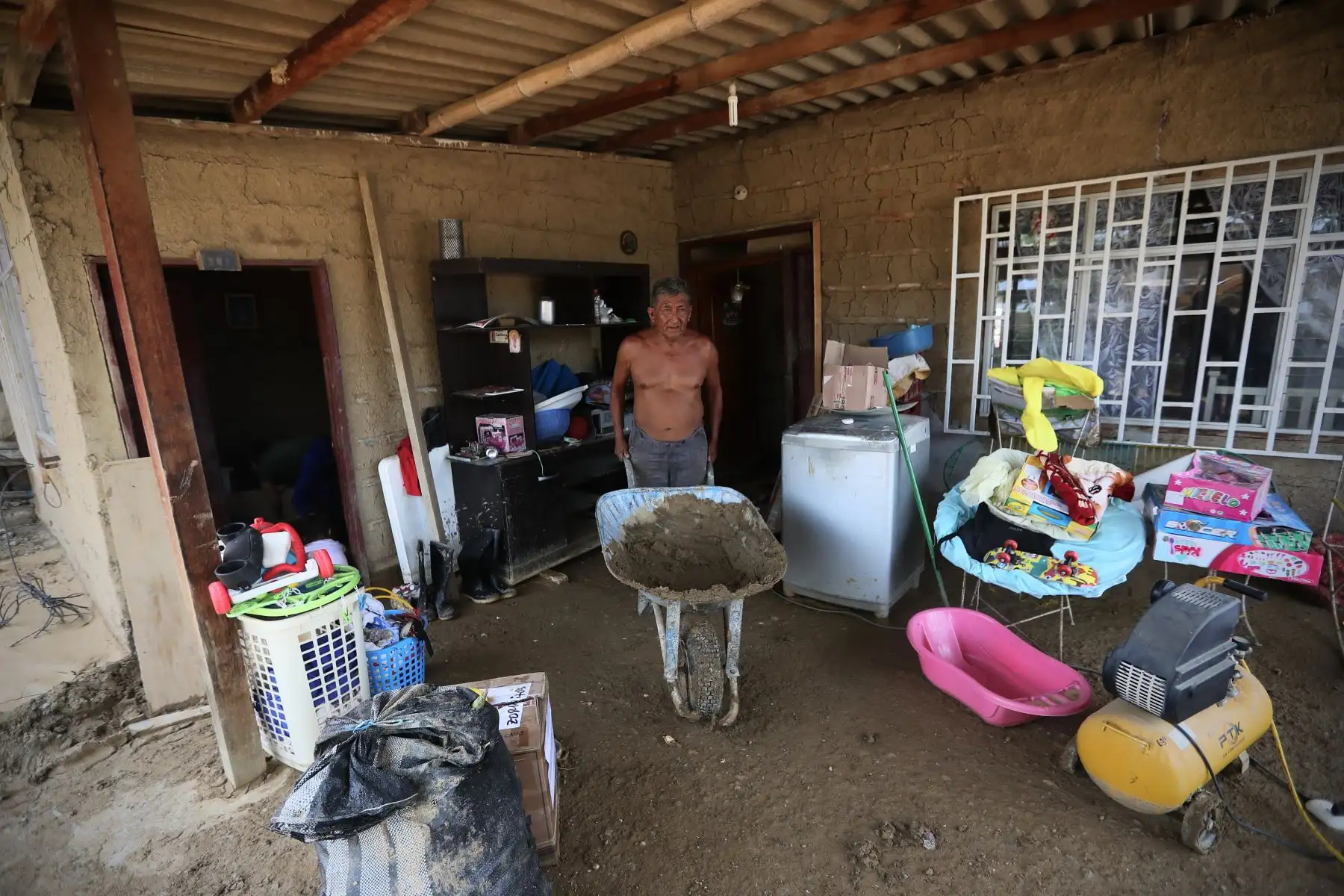 A unos días de la torrenciales lluvias en Tumbes los pobladores cruzan  quebradas inundadas  para llegar a sus hogares, las casas lucen llenas lodo en las habitaciones claramente afectadas por la naturaleza. 

Foto: ANDINA/Ricardo Cuba