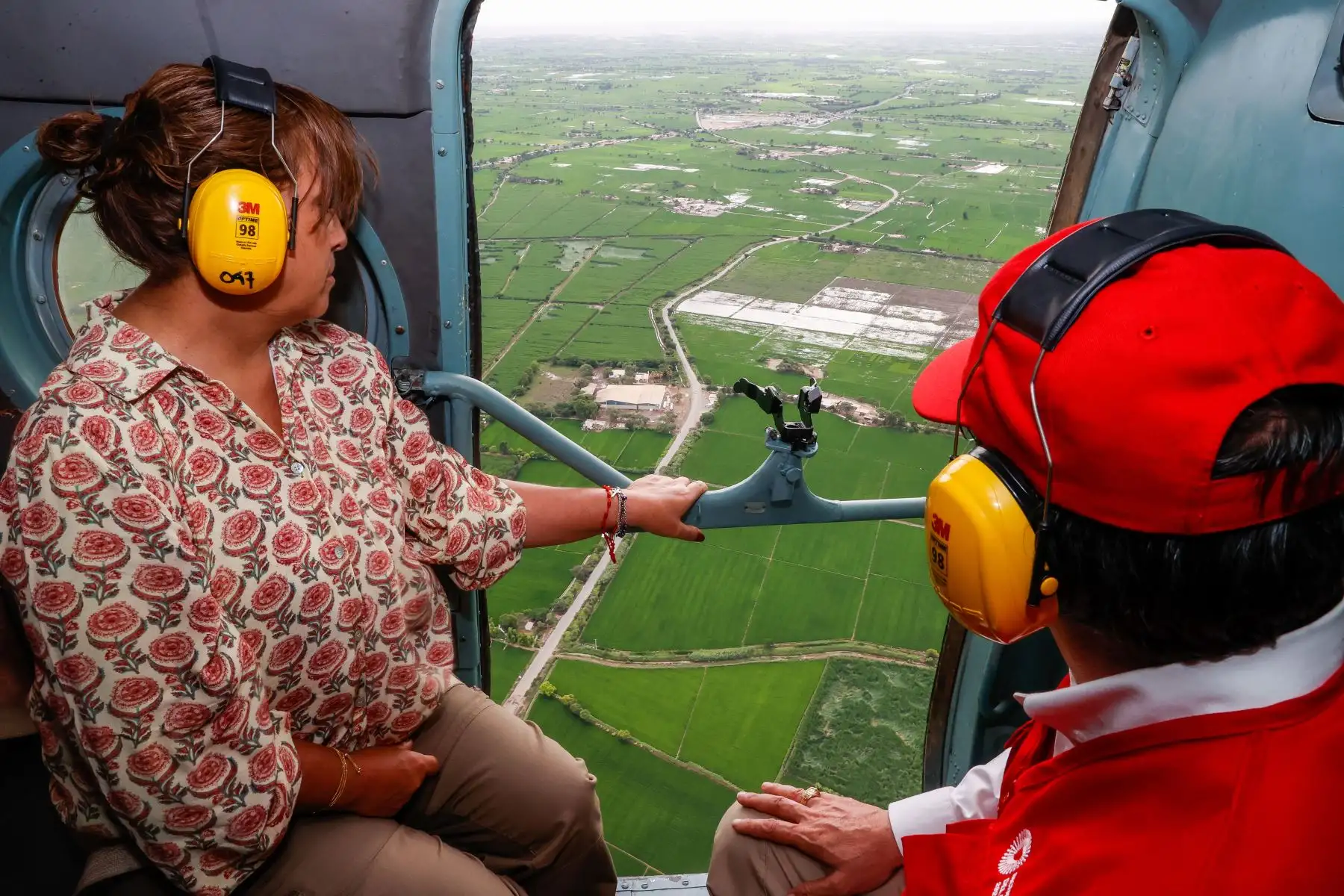 Presidenta de la república, Dina Boluarte, sobrevuela la zona de Mórrope, Pacora e Illimo en Lambayeque, afectadas por las fuertes lluvias.Foto: ANDINA/Prensa Presidencia
