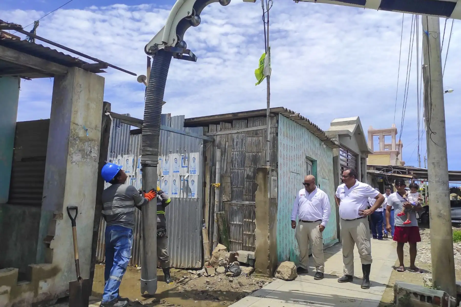 Viceministro de Construcción y Saneamiento, acompañado por director ejecutivo del Otass y gerente de Agua Tumbes, verificó labores de remoción de lodo y succión de agua de lluvia. Foto:ANDINA/Difusión