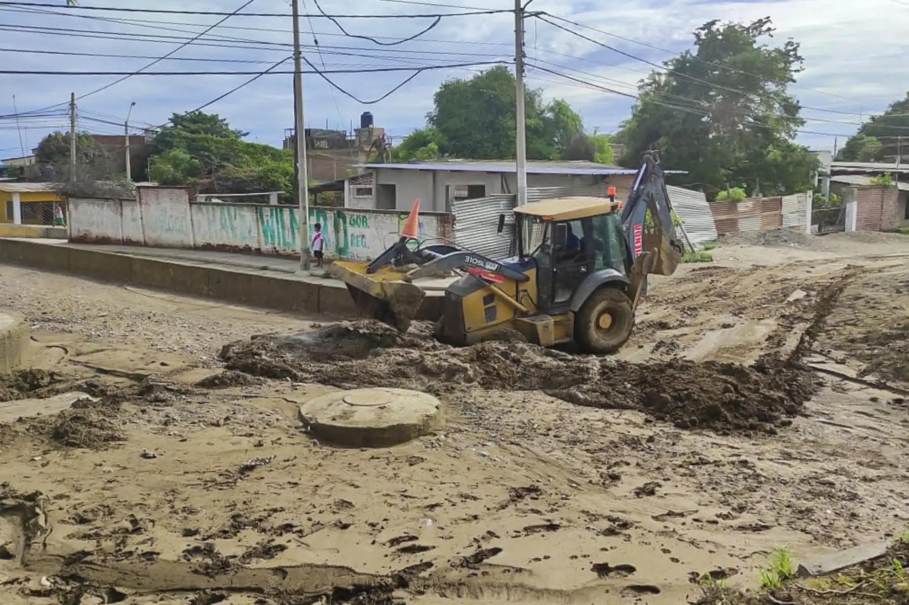 Viceministro de Construcción y Saneamiento, acompañado por director ejecutivo del Otass y gerente de Agua Tumbes, verificó labores de remoción de lodo y succión de agua de lluvia. Foto:ANDINA/Difusión