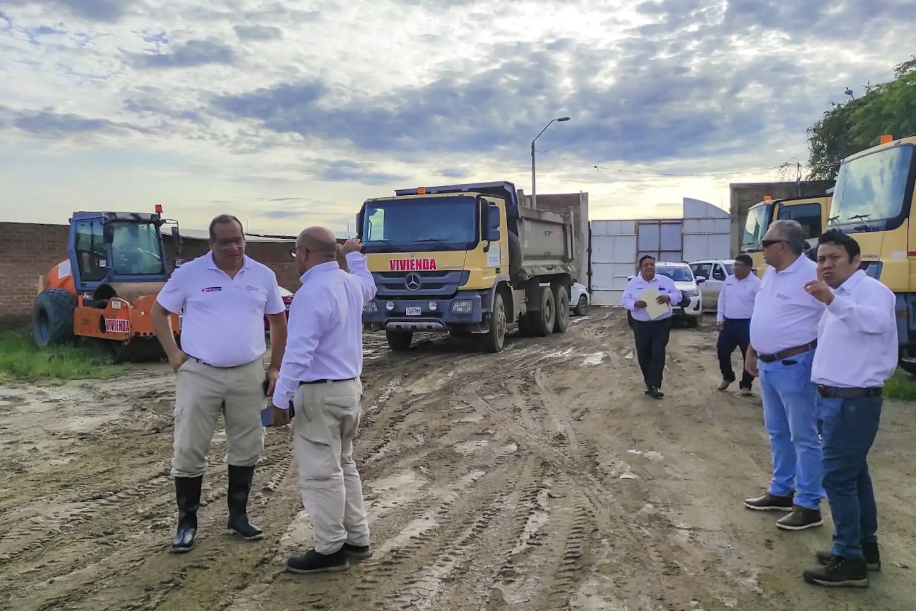 Viceministro de Construcción y Saneamiento, acompañado por director ejecutivo del Otass y gerente de Agua Tumbes, verificó labores de remoción de lodo y succión de agua de lluvia. Foto:ANDINA/Difusión