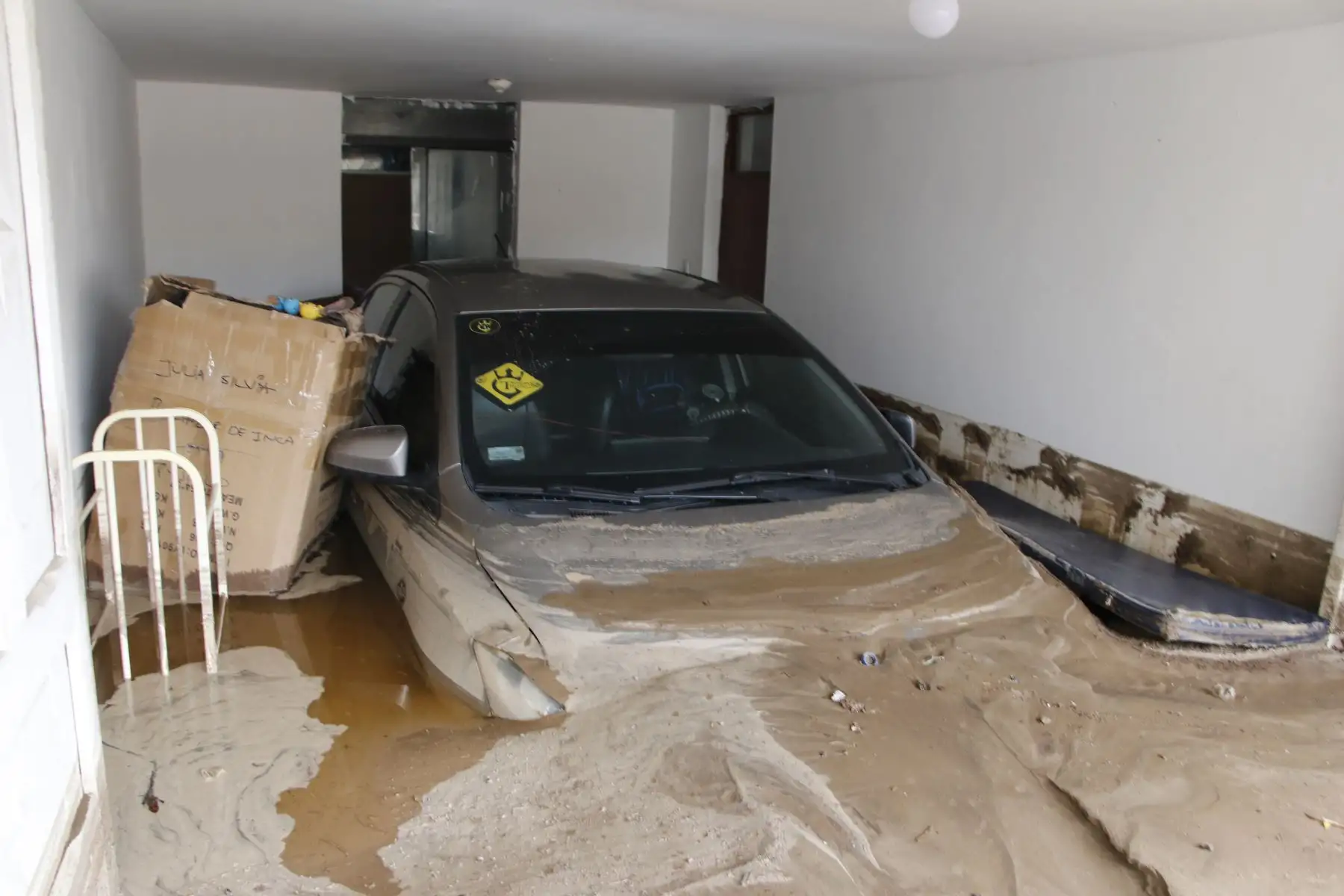 Cerca de 300 viviendas quedaron bajo el lodo tras fuertes lluvias en Wichanzao, La Esperanza,en La Libertad. El agua cubrió enteramente el primer nivel de sus viviendas. Muchas familias lo perdieron todo.
Foto: cortesía/ Iván Orbegoso