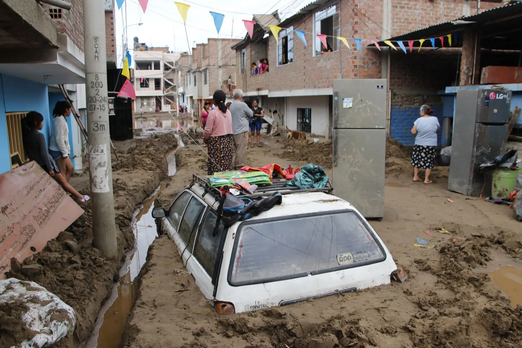 Cerca de 300 viviendas quedaron bajo el lodo tras fuertes lluvias en Wichanzao, La Esperanza,en La Libertad. El agua cubrió enteramente el primer nivel de sus viviendas. Muchas familias lo perdieron todo.
Foto: cortesía/ Iván Orbegoso
