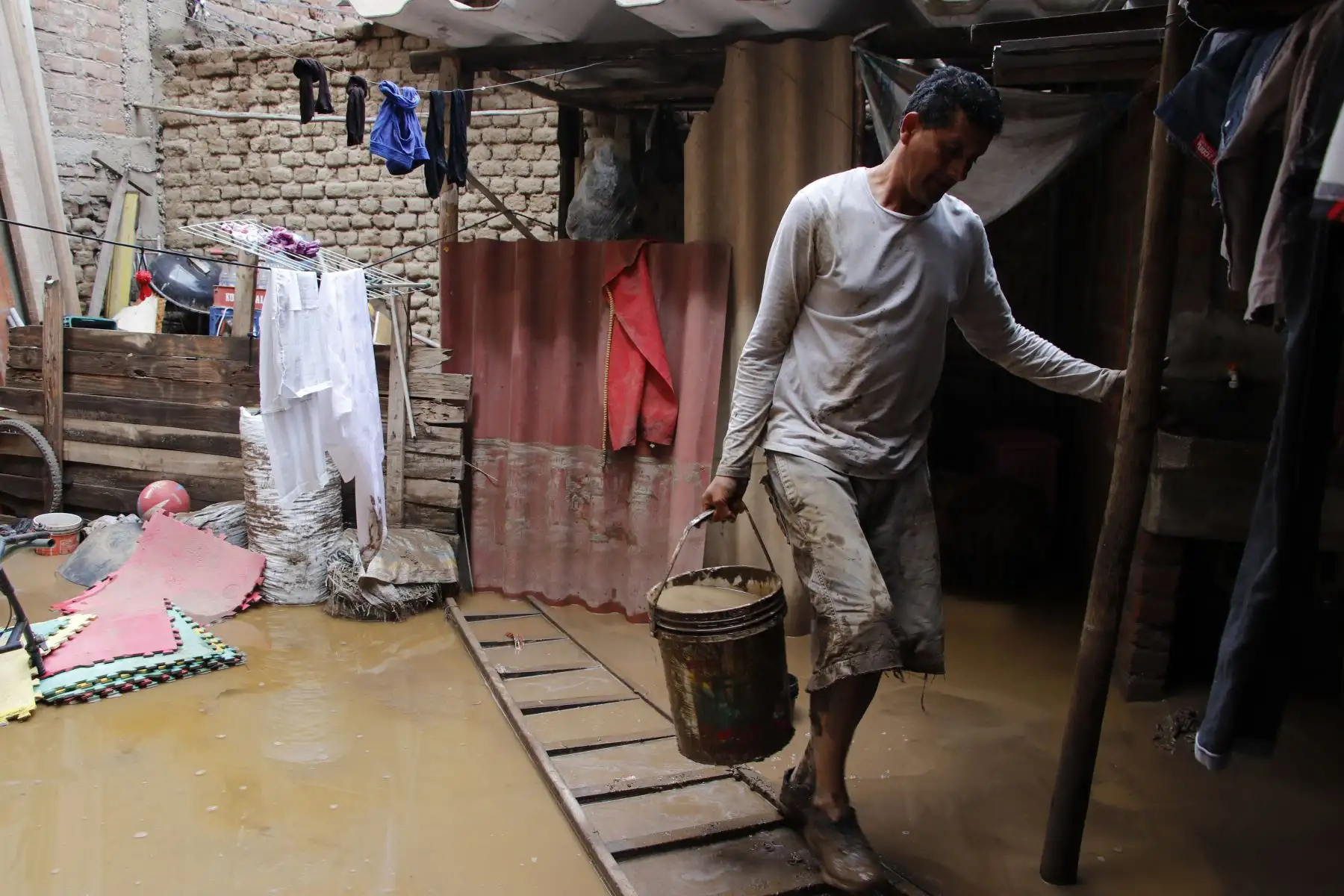 Cerca de 300 viviendas quedaron bajo el lodo tras fuertes lluvias en Wichanzao, La Esperanza,en La Libertad. El agua cubrió enteramente el primer nivel de sus viviendas. Muchas familias lo perdieron todo.
Foto: cortesía/ Iván Orbegoso