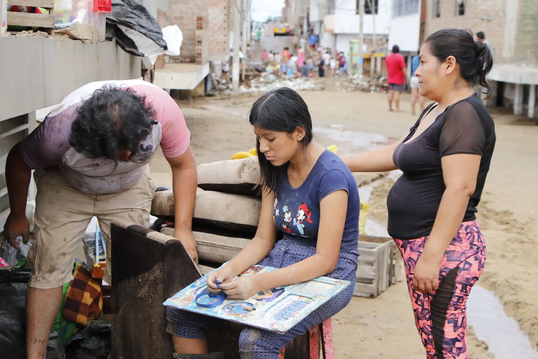 Cerca de 300 viviendas quedaron bajo el lodo tras fuertes lluvias en Wichanzao, La Esperanza,en La Libertad. El agua cubrió enteramente el primer nivel de sus viviendas. Muchas familias lo perdieron todo.
Foto: cortesía/ Iván Orbegoso