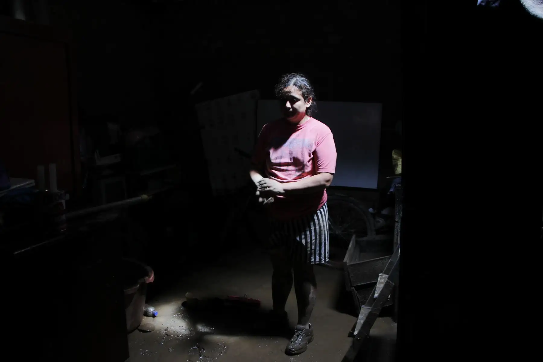 Cerca de 300 viviendas quedaron bajo el lodo tras fuertes lluvias en Wichanzao, La Esperanza,en La Libertad. El agua cubrió enteramente el primer nivel de sus viviendas. Muchas familias lo perdieron todo.
Foto: cortesía/ Iván Orbegoso
