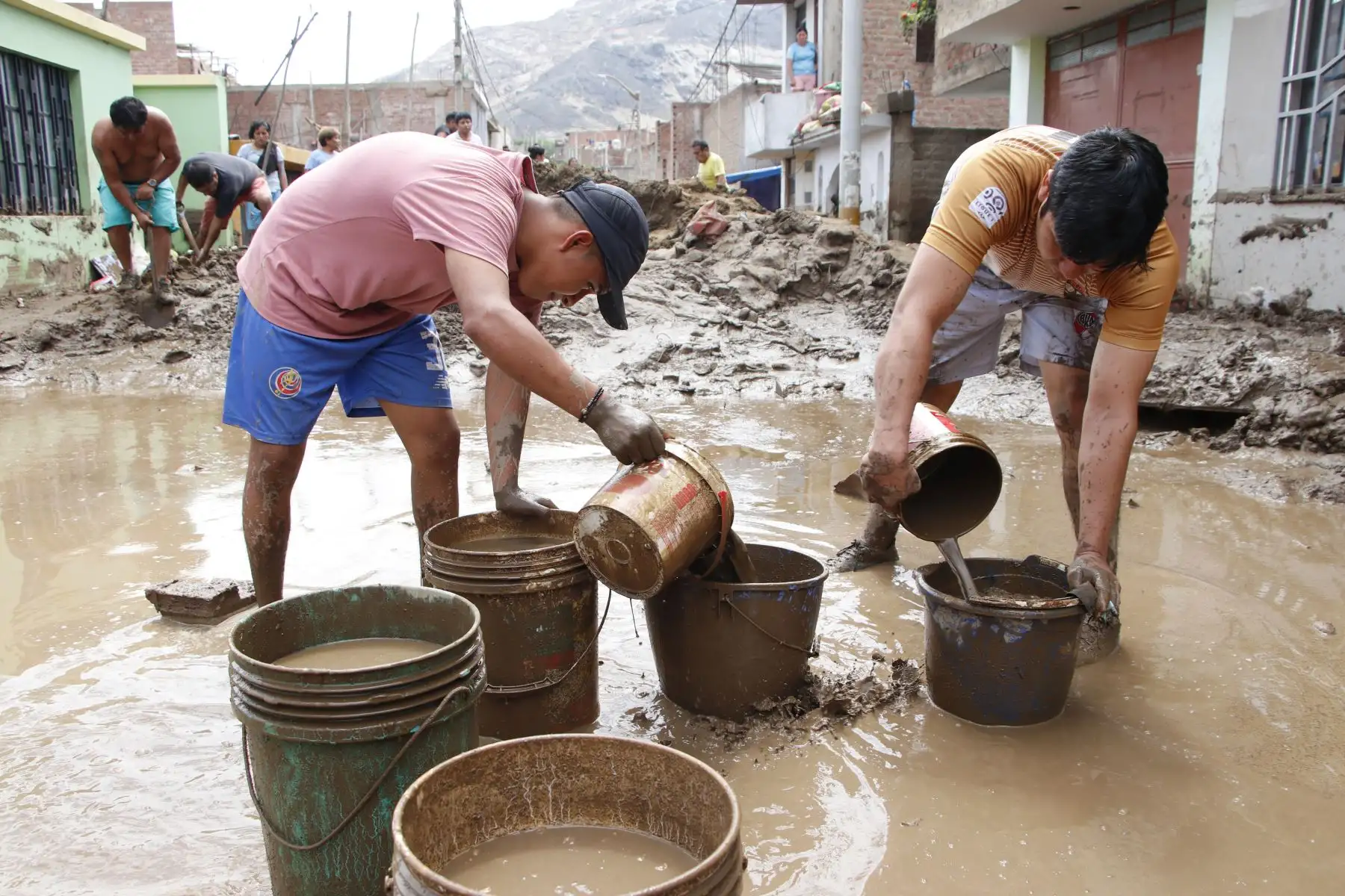 Cerca de 300 viviendas quedaron bajo el lodo tras fuertes lluvias en Wichanzao, La Esperanza,en La Libertad. El agua cubrió enteramente el primer nivel de sus viviendas. Muchas familias lo perdieron todo.
Foto: cortesía/ Iván Orbegoso