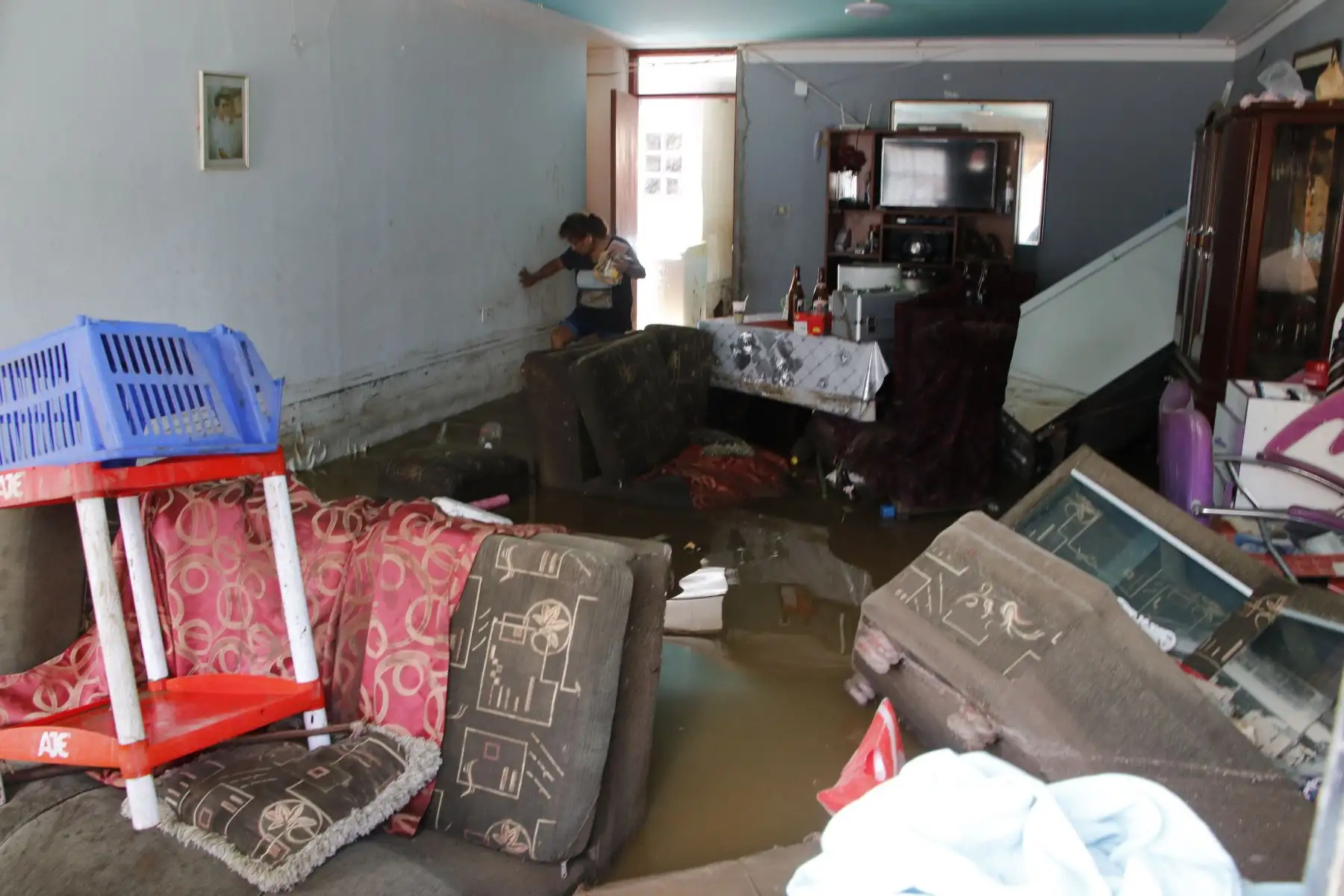Cerca de 300 viviendas quedaron bajo el lodo tras fuertes lluvias en Wichanzao, La Esperanza,en La Libertad. El agua cubrió enteramente el primer nivel de sus viviendas. Muchas familias lo perdieron todo.
Foto: cortesía/ Iván Orbegoso
