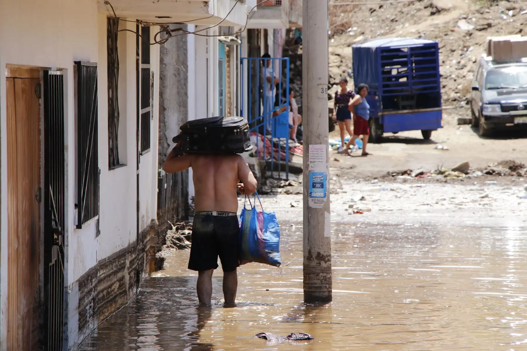 Cerca de 300 viviendas quedaron bajo el lodo tras fuertes lluvias en Wichanzao, La Esperanza,en La Libertad. El agua cubrió enteramente el primer nivel de sus viviendas. Muchas familias lo perdieron todo.
Foto: cortesía/ Iván Orbegoso