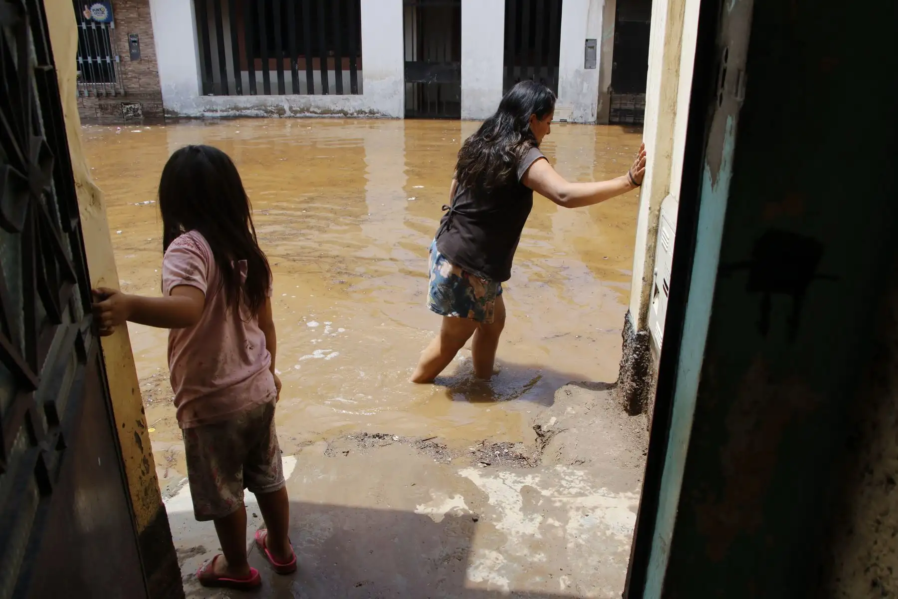 Cerca de 300 viviendas quedaron bajo el lodo tras fuertes lluvias en Wichanzao, La Esperanza,en La Libertad. El agua cubrió enteramente el primer nivel de sus viviendas. Muchas familias lo perdieron todo.
Foto: cortesía/ Iván Orbegoso