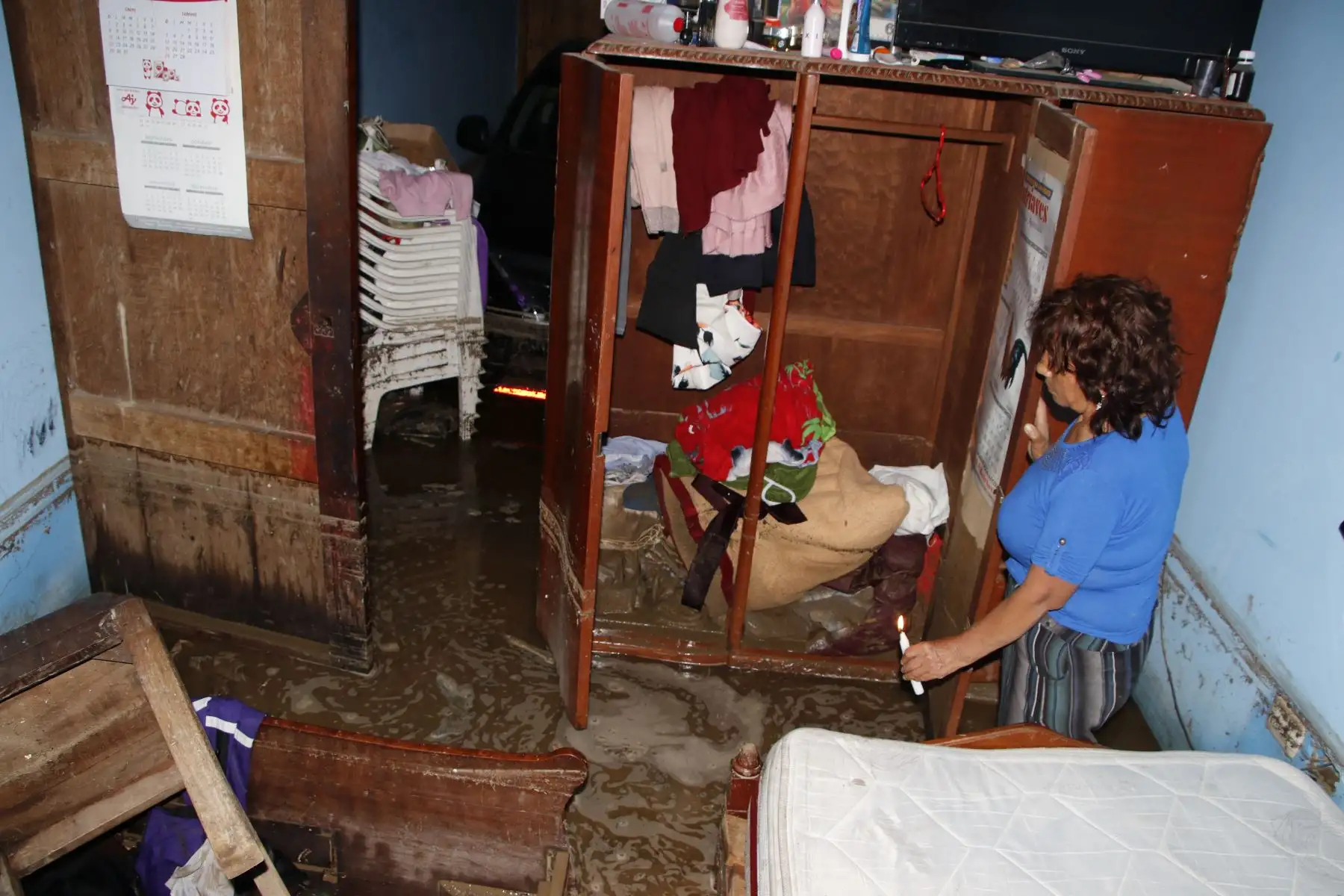 Cerca de 300 viviendas quedaron bajo el lodo tras fuertes lluvias en Wichanzao, La Esperanza,en La Libertad. El agua cubrió enteramente el primer nivel de sus viviendas. Muchas familias lo perdieron todo.
Foto: cortesía/ Iván Orbegoso