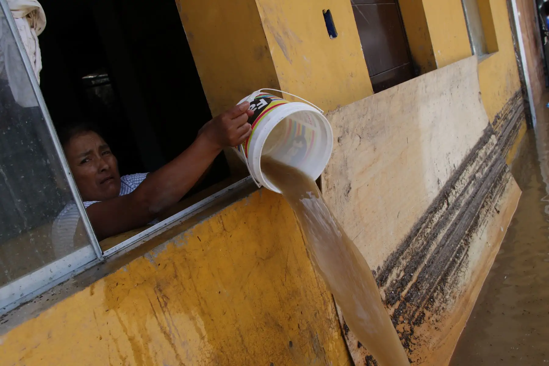 Cerca de 300 viviendas quedaron bajo el lodo tras fuertes lluvias en Wichanzao, La Esperanza,en La Libertad. El agua cubrió enteramente el primer nivel de sus viviendas. Muchas familias lo perdieron todo.
Foto: cortesía/ Iván Orbegoso
