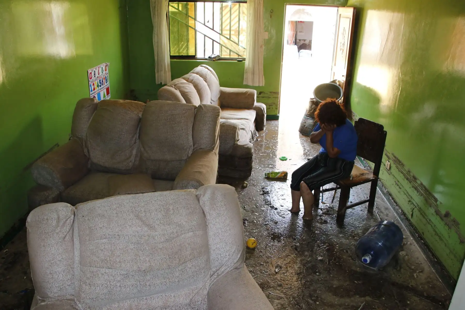 Cerca de 300 viviendas quedaron bajo el lodo tras fuertes lluvias en Wichanzao, La Esperanza,en La Libertad. El agua cubrió enteramente el primer nivel de sus viviendas. Muchas familias lo perdieron todo.
Foto: cortesía/ Iván Orbegoso