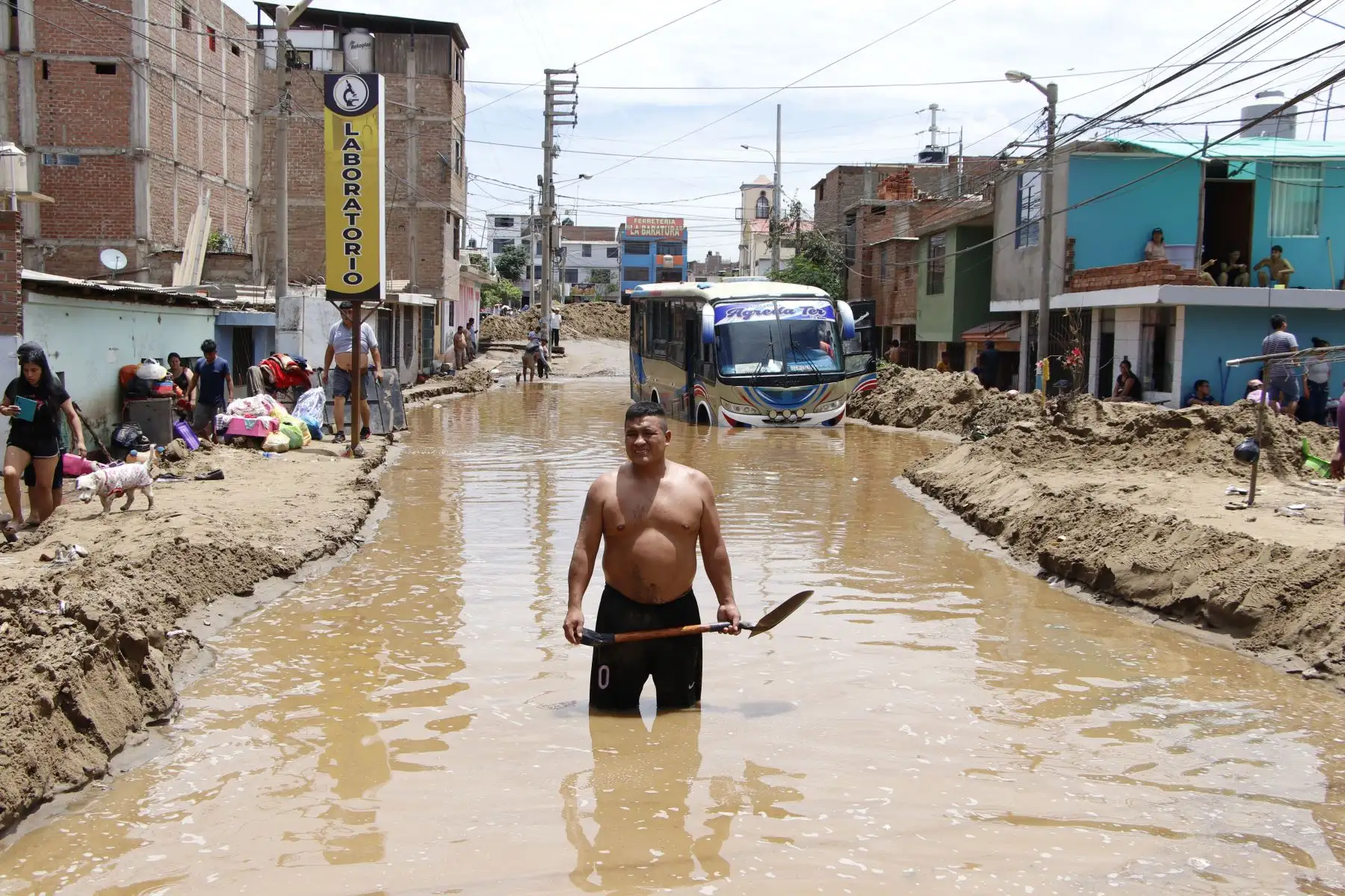 Cerca de 300 viviendas quedaron bajo el lodo tras fuertes lluvias en Wichanzao, La Esperanza,en La Libertad. El agua cubrió enteramente el primer nivel de sus viviendas. Muchas familias lo perdieron todo.
Foto: cortesía/ Iván Orbegoso