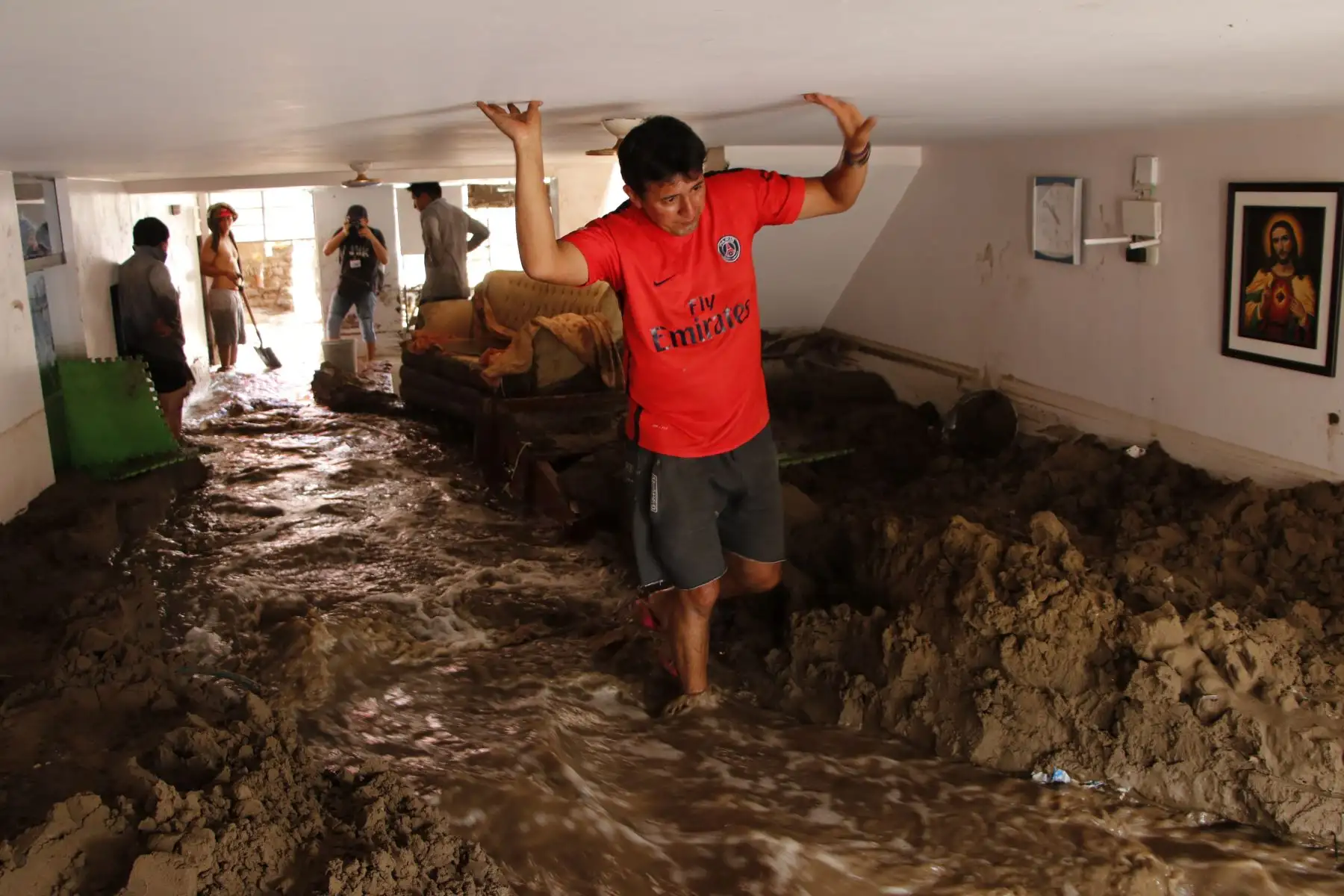 Cerca de 300 viviendas quedaron bajo el lodo tras fuertes lluvias en Wichanzao, La Esperanza,en La Libertad. El agua cubrió enteramente el primer nivel de sus viviendas. Muchas familias lo perdieron todo.
Foto: cortesía/ Iván Orbegoso