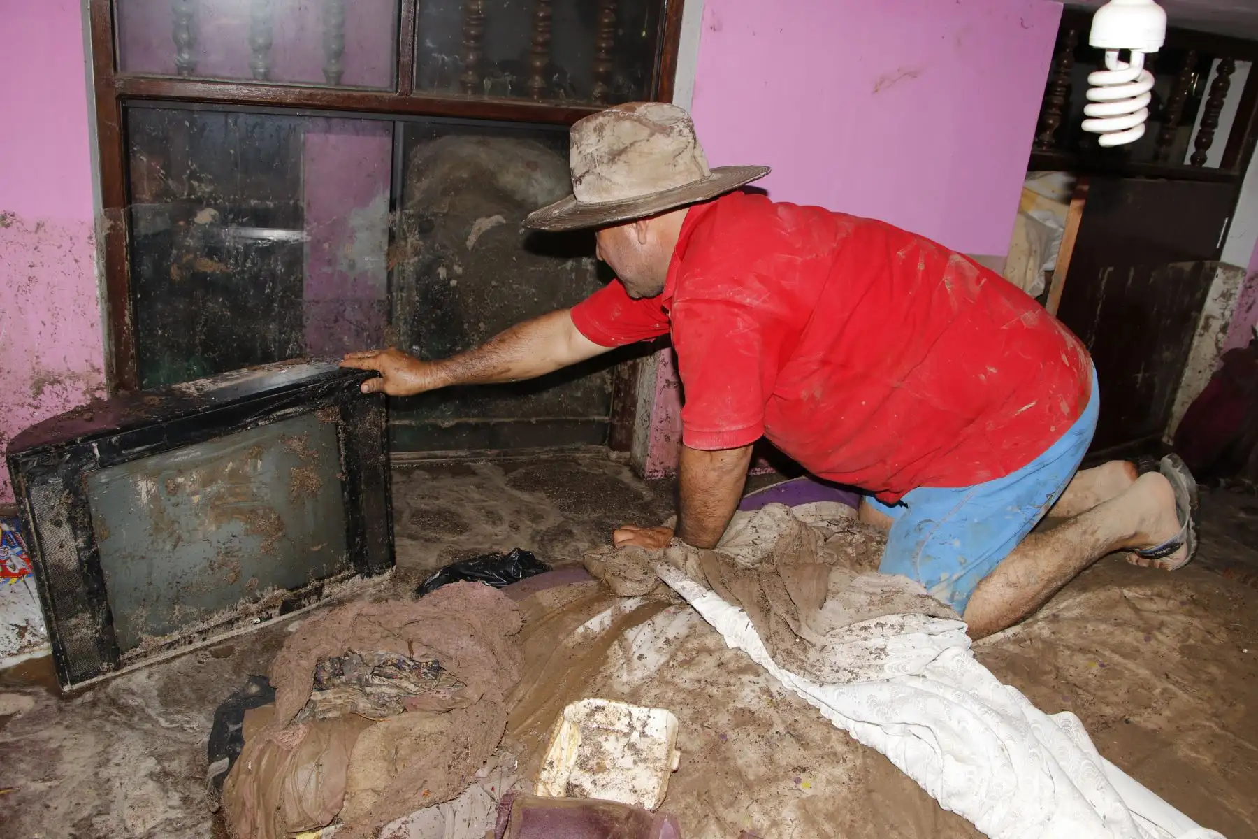 Cerca de 300 viviendas quedaron bajo el lodo tras fuertes lluvias en Wichanzao, La Esperanza,en La Libertad. El agua cubrió enteramente el primer nivel de sus viviendas. Muchas familias lo perdieron todo.
Foto: cortesía/ Iván Orbegoso