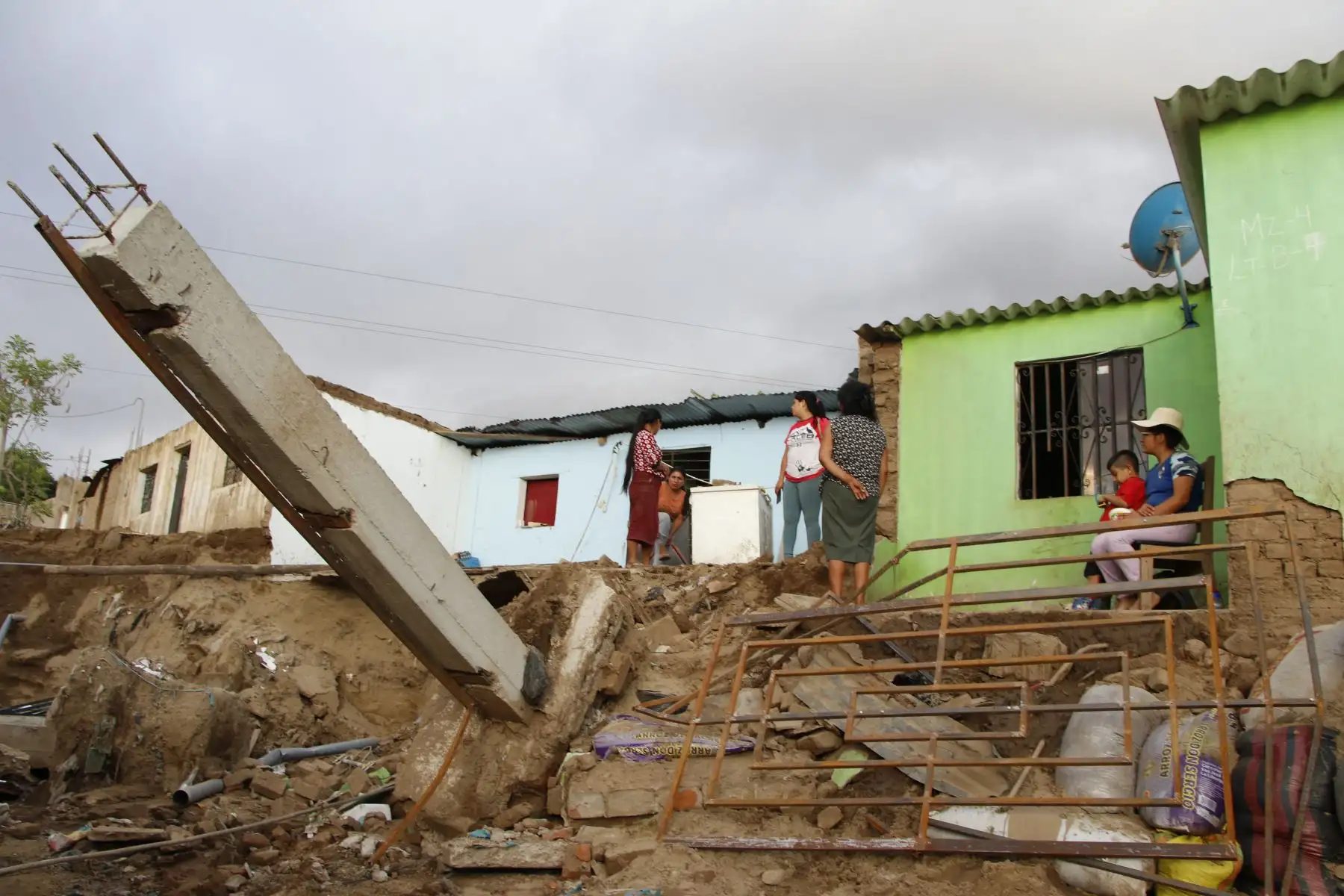 Cerca de 300 viviendas quedaron bajo el lodo tras fuertes lluvias en Wichanzao, La Esperanza,en La Libertad. El agua cubrió enteramente el primer nivel de sus viviendas. Muchas familias lo perdieron todo.
Foto: cortesía/ Iván Orbegoso