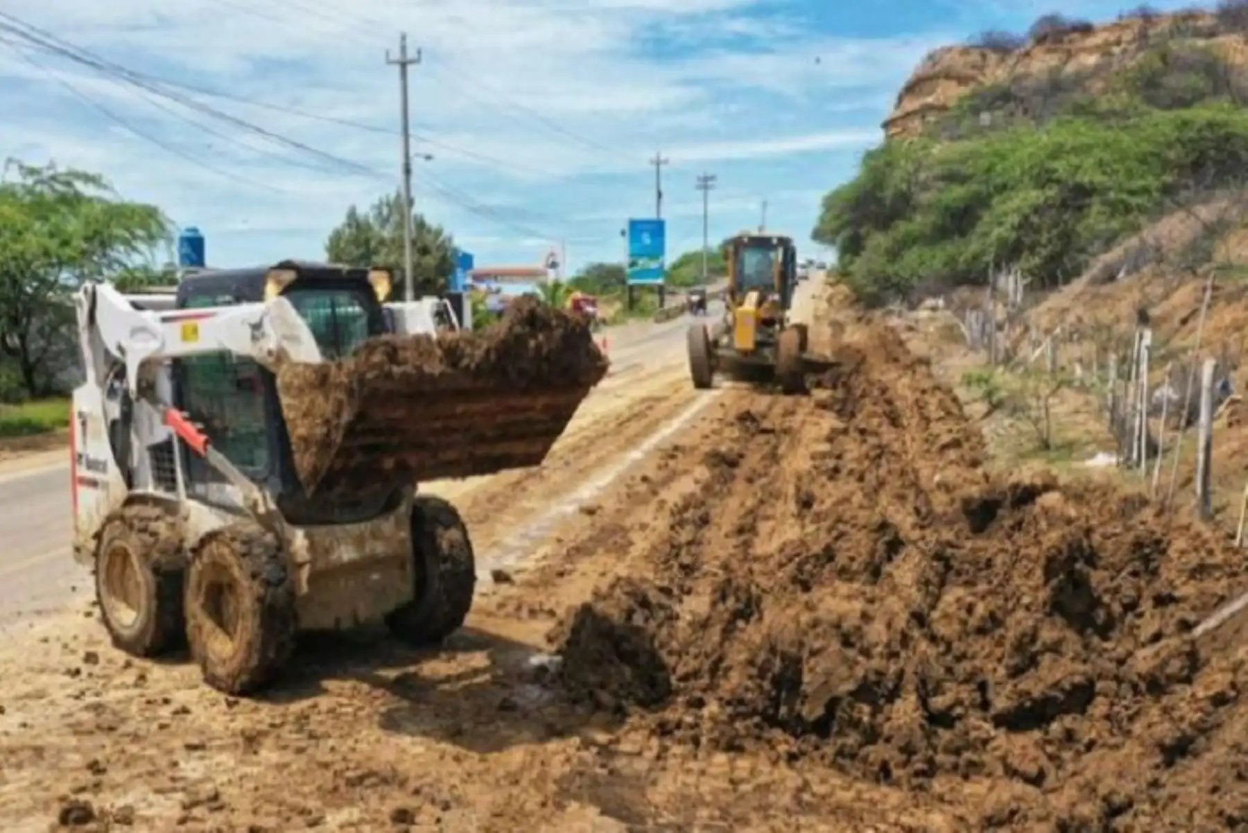 En Áncash se viene trabajando con maquinaria pesada, en coordinación con la empresa concesionaria Autopista del Norte y el gobierno regional, para restablecer el tránsito en la Panamericana Norte, a la altura del puente Sechín, Casma.