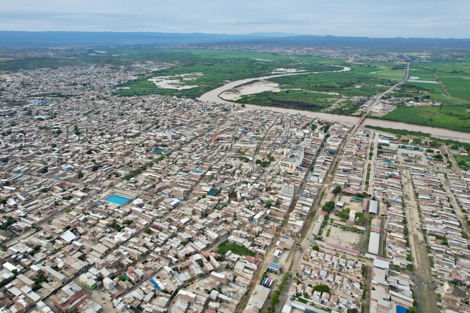 Principales calles de la ciudad de Tumbes llenas de lodo luego varios días de lluvias por el ciclón Yaku.

Foto: ANDINA/Ricardo Cuba