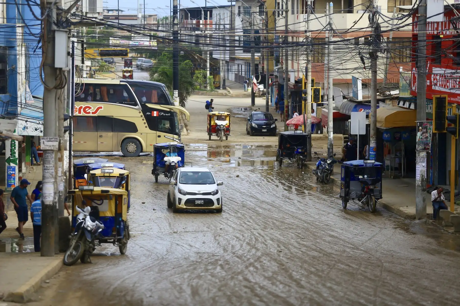 Principales calles de la ciudad de Tumbes llenas de lodo luego varios días de lluvias por el ciclón Yaku.

Foto: ANDINA/Ricardo Cuba