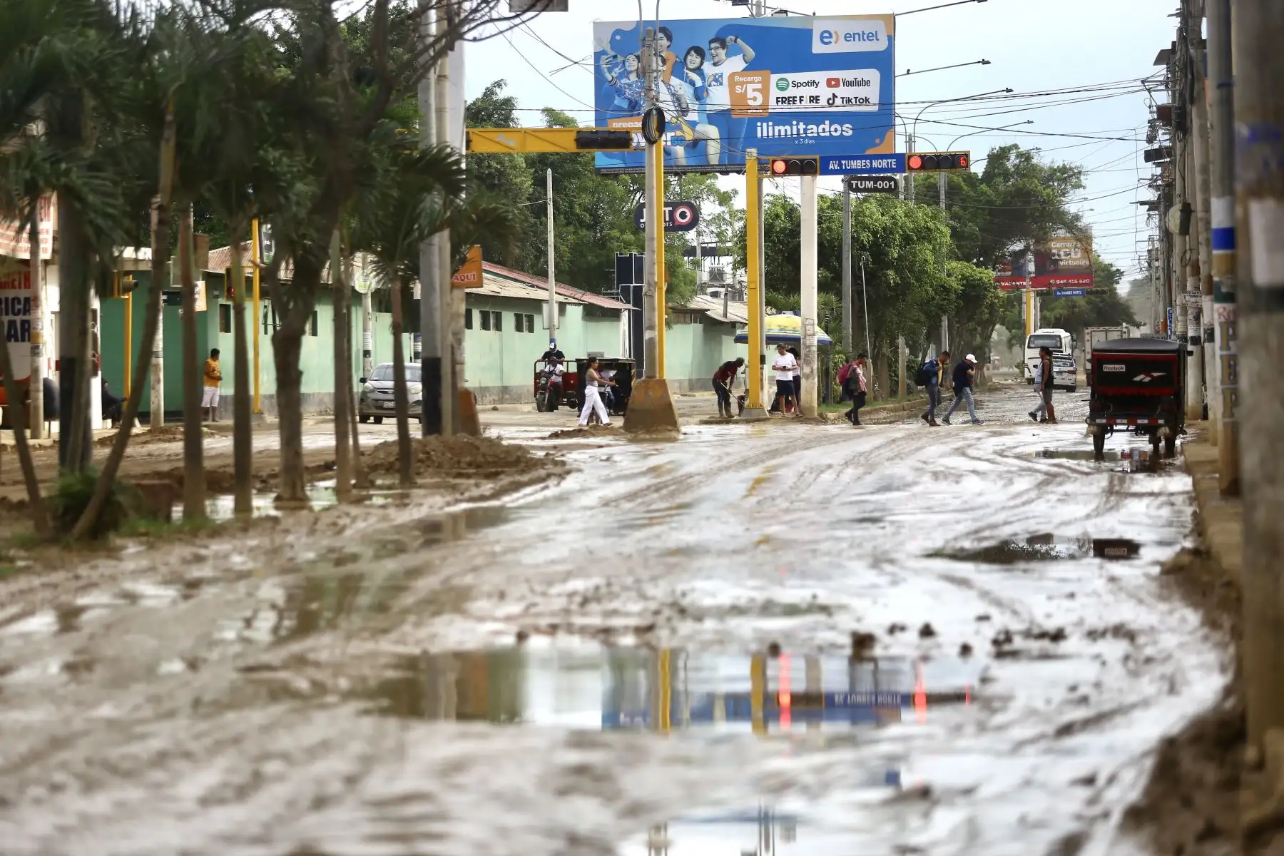 Principales calles de la ciudad de Tumbes llenas de lodo luego varios días de lluvias por el ciclón Yaku.

Foto: ANDINA/Ricardo Cuba