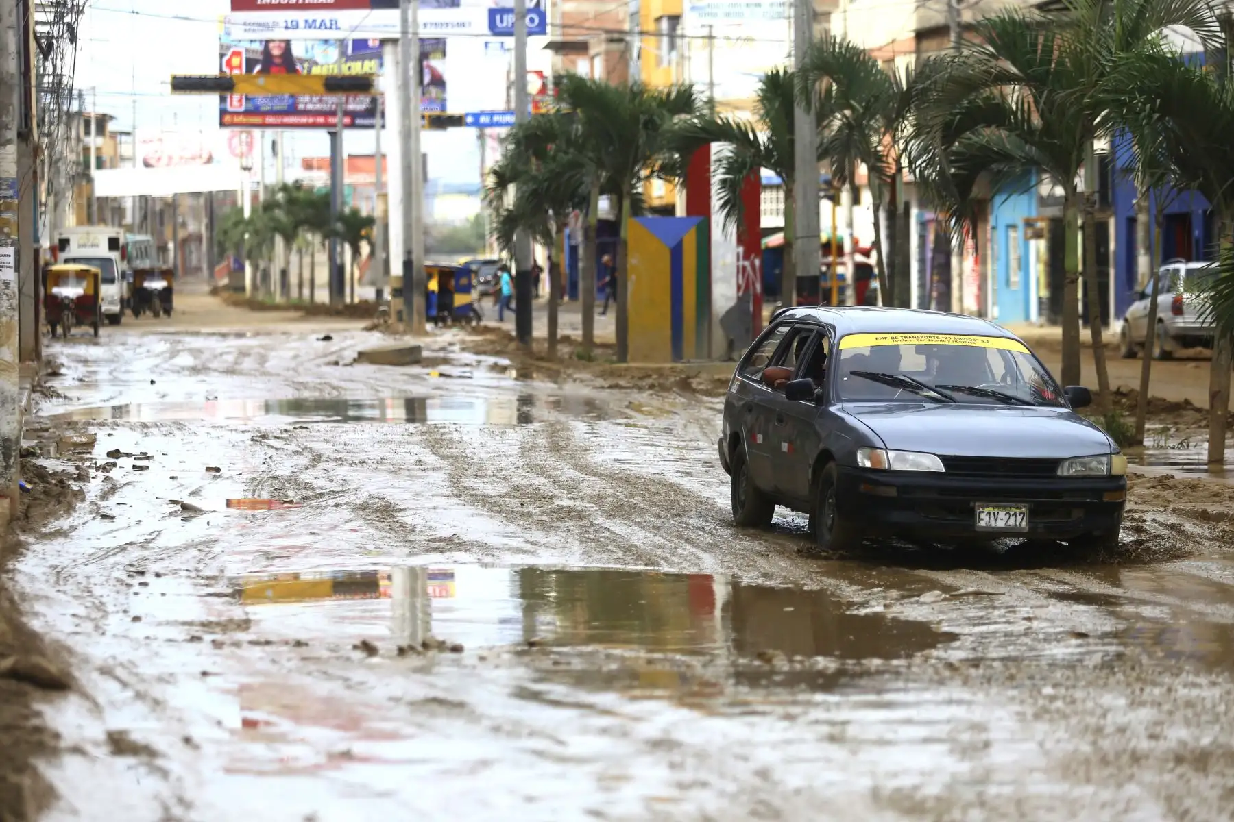 Principales calles de la ciudad de Tumbes llenas de lodo luego varios días de lluvias por el ciclón Yaku.

Foto: ANDINA/Ricardo Cuba