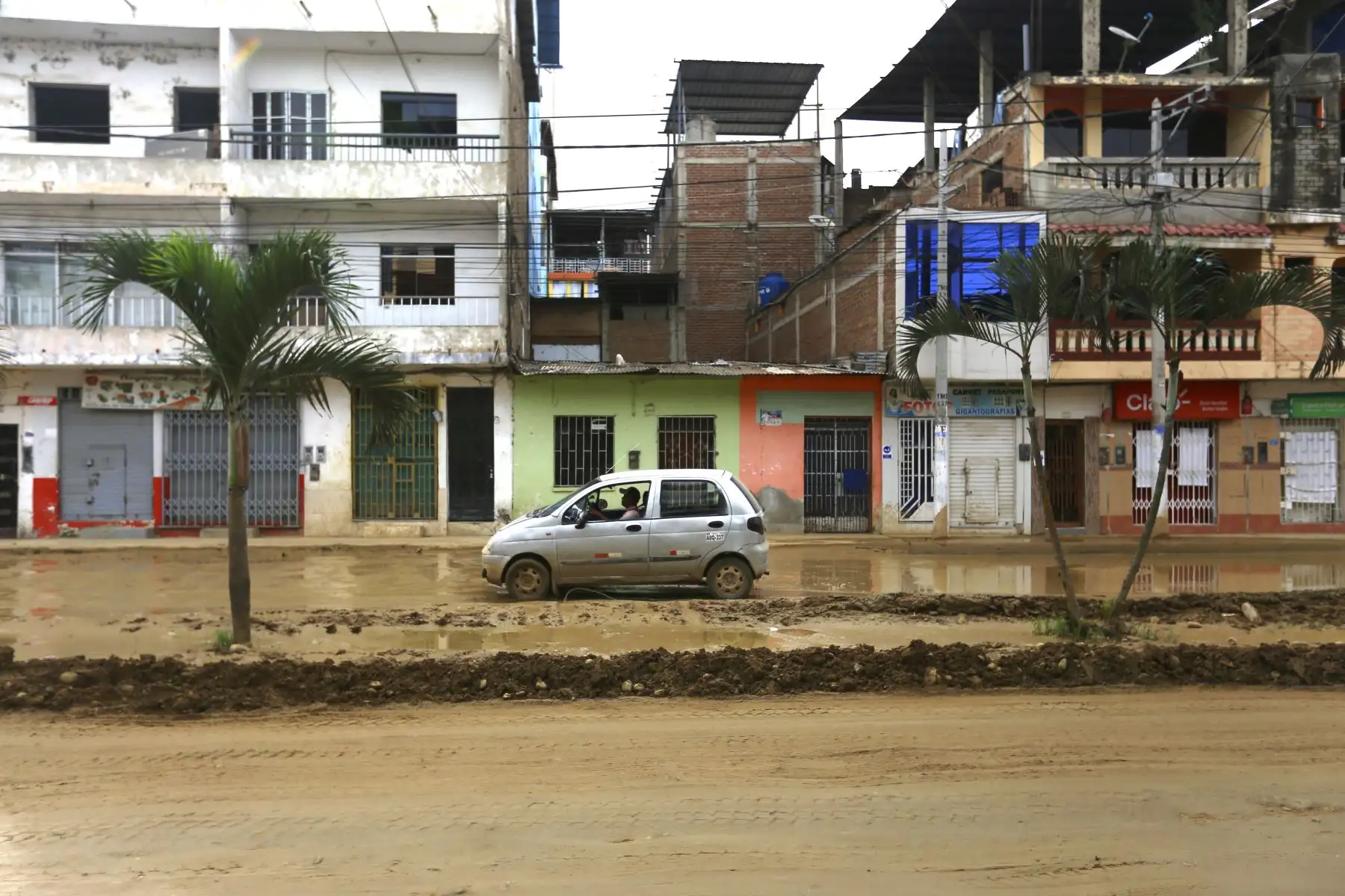 Principales calles de la ciudad de Tumbes llenas de lodo luego varios días de lluvias por el ciclón Yaku.

Foto: ANDINA/Ricardo Cuba