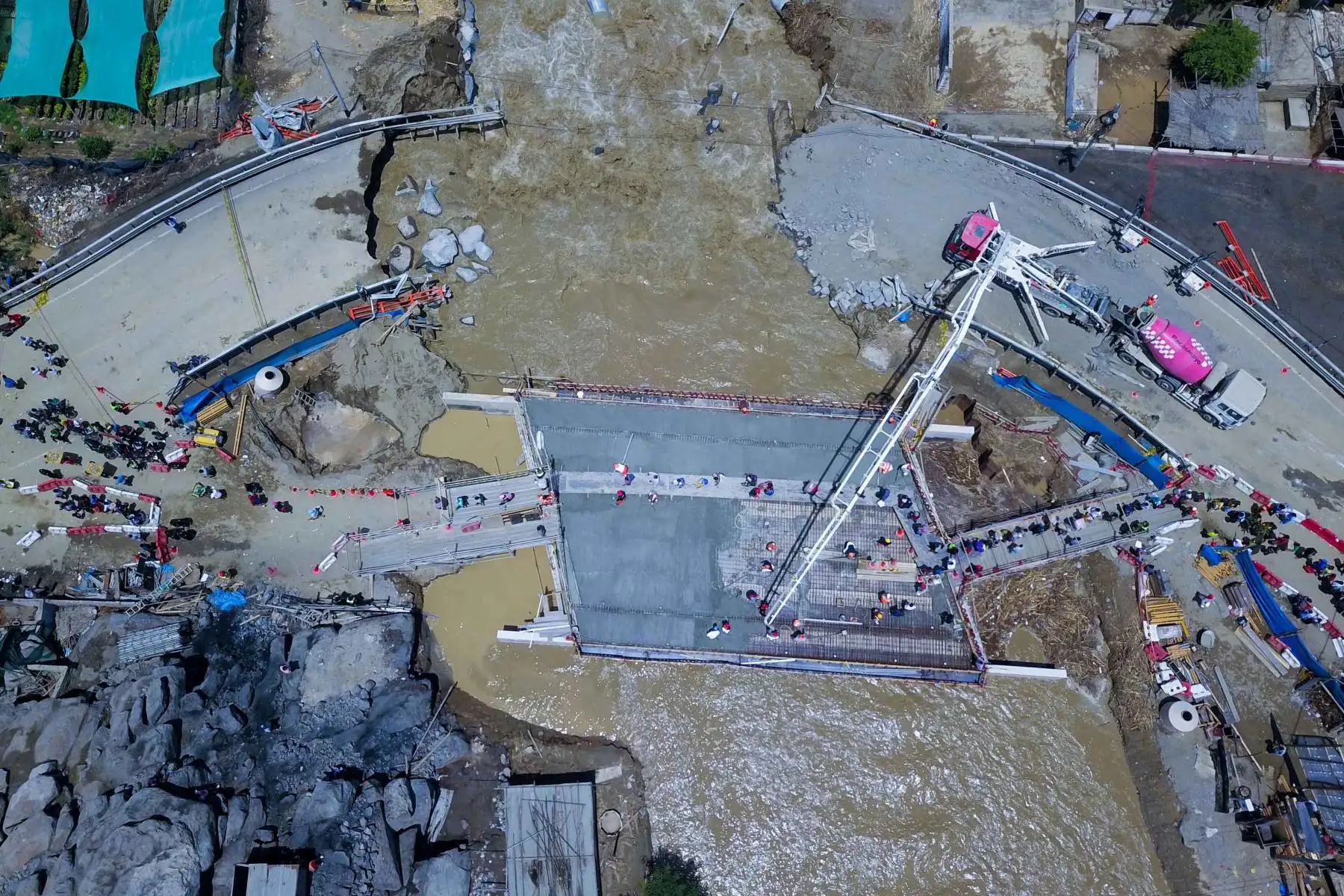 En Áncash se viene trabajando con maquinaria pesada, para restablecer el tránsito en la Panamericana Norte, a la altura del puente Sechín, Casma, donde el desvío provisional colapsó por la crecida del río.  Foto: ANDINA/ Daniel Bracamonte