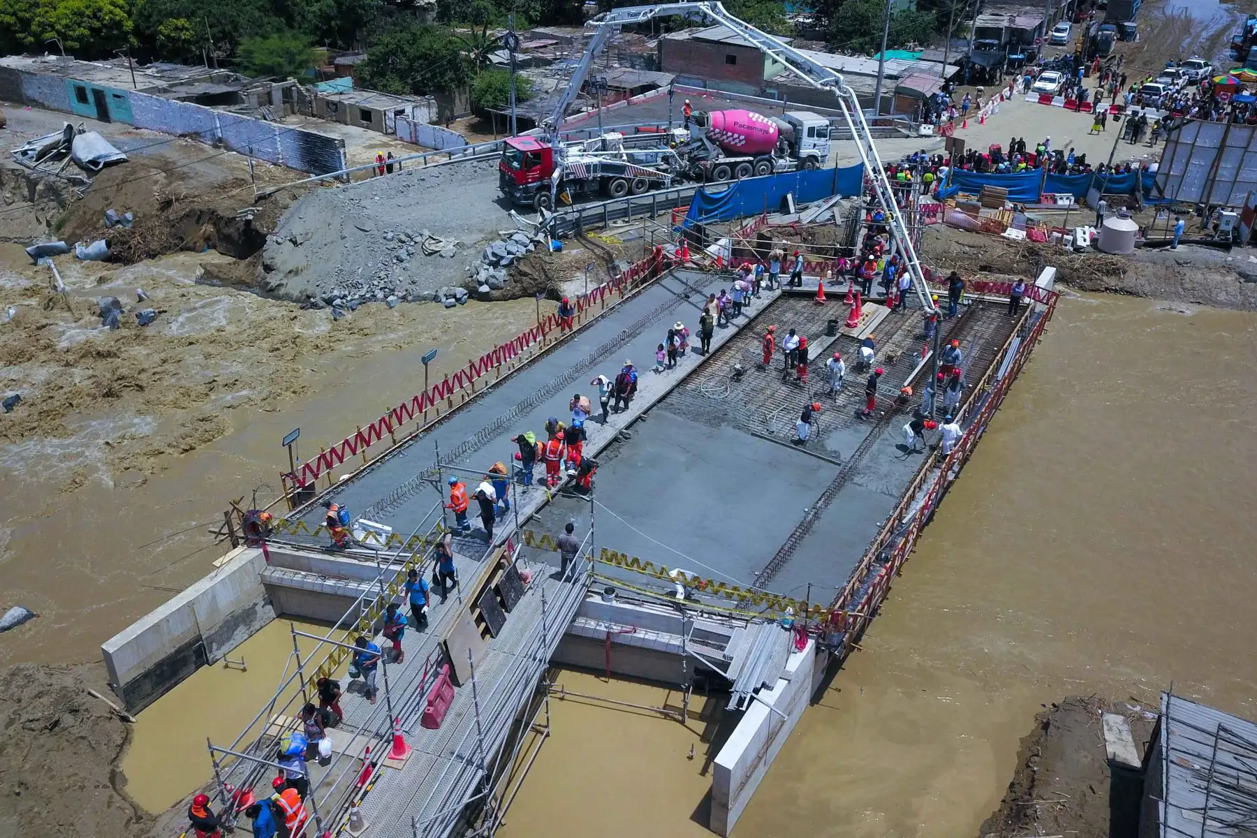 En Áncash se viene trabajando con maquinaria pesada, para restablecer el tránsito en la Panamericana Norte, a la altura del puente Sechín, Casma, donde el desvío provisional colapsó por la crecida del río.  Foto: ANDINA/ Daniel Bracamonte