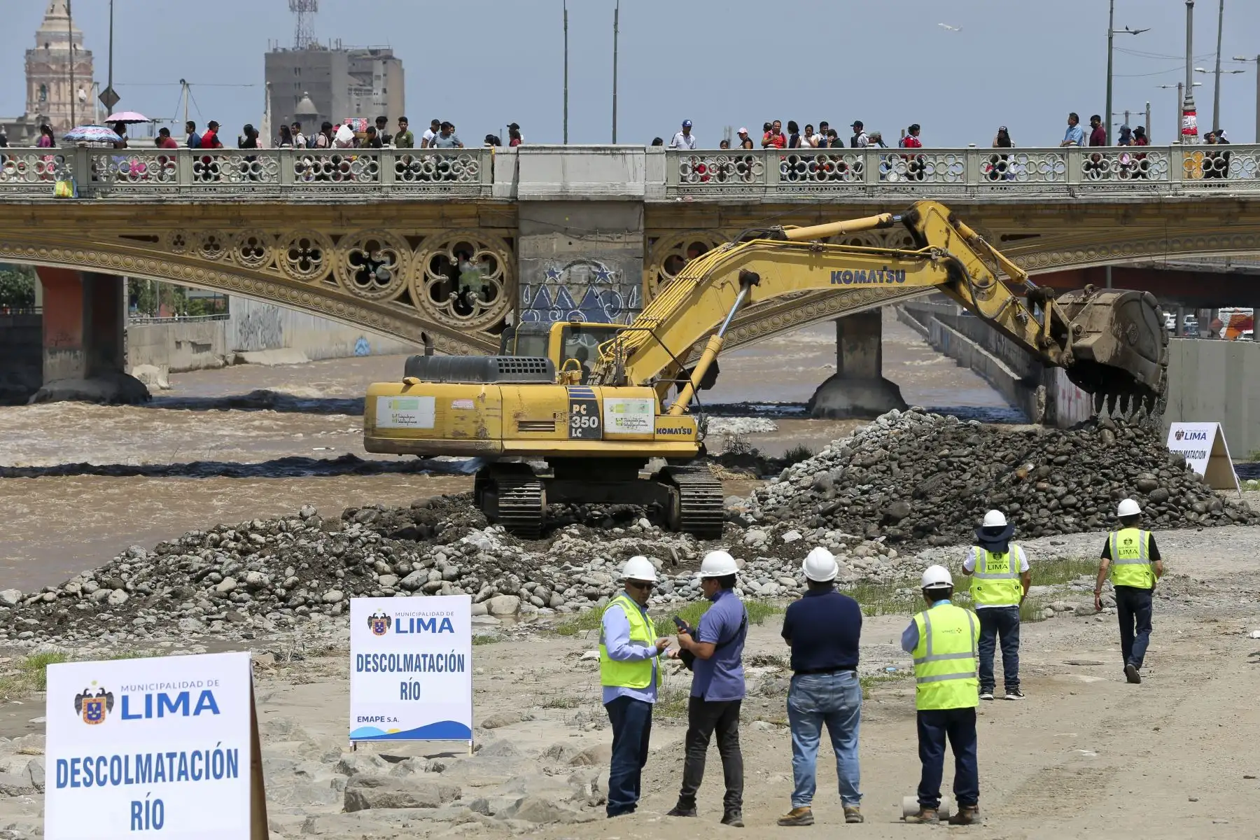 La Municipalidad de Lima trabaja en tareas de previsión, ante la posibilidad de incremento de lluvias en la capital. En esa línea se realizó la descolmatación del río Rímac; con la ayuda de maquinaria pesada, para defender la estructura del histórico puente Balta llamado también puente de Hierro construido en 1869. Foto: ANDINA/Tatiana Gamarra