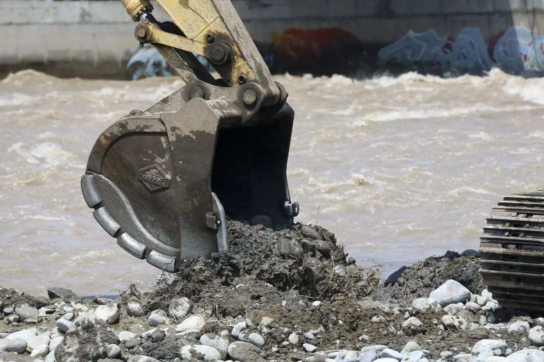 La Municipalidad de Lima trabaja en tareas de previsión, ante la posibilidad de incremento de lluvias en la capital. En esa línea se realizó la descolmatación del río Rímac; con la ayuda de maquinaria pesada, para defender la estructura del histórico puente Balta llamado también puente de Hierro construido en 1869. Foto: ANDINA/Tatiana Gamarra