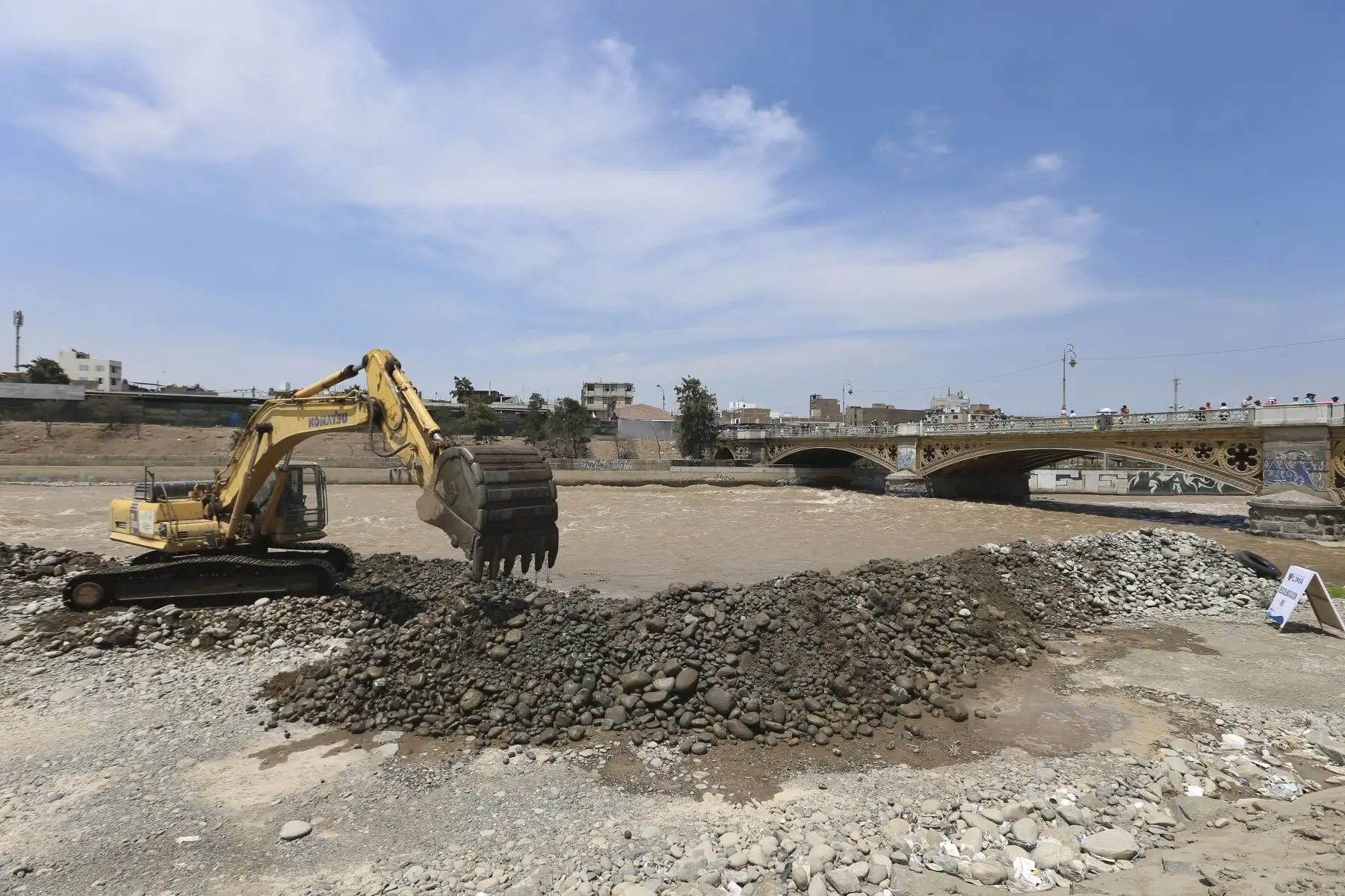 La Municipalidad de Lima trabaja en tareas de previsión, ante la posibilidad de incremento de lluvias en la capital. En esa línea se realizó la descolmatación del río Rímac; con la ayuda de maquinaria pesada, para defender la estructura del histórico puente Balta llamado también puente de Hierro construido en 1869. Foto: ANDINA/Tatiana Gamarra