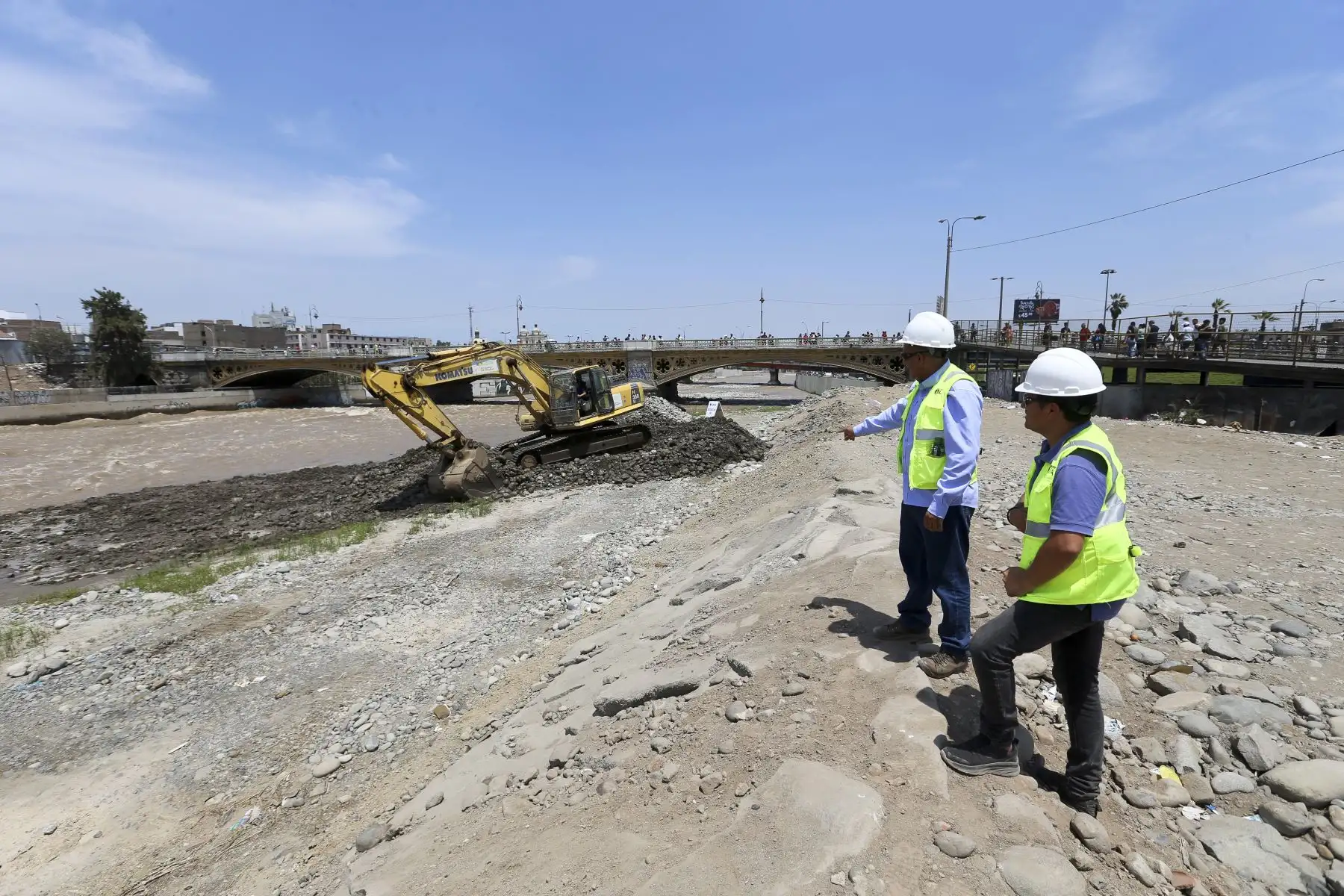 La Municipalidad de Lima trabaja en tareas de previsión, ante la posibilidad de incremento de lluvias en la capital. En esa línea se realizó la descolmatación del río Rímac; con la ayuda de maquinaria pesada, para defender la estructura del histórico puente Balta llamado también puente de Hierro construido en 1869. Foto: ANDINA/Tatiana Gamarra