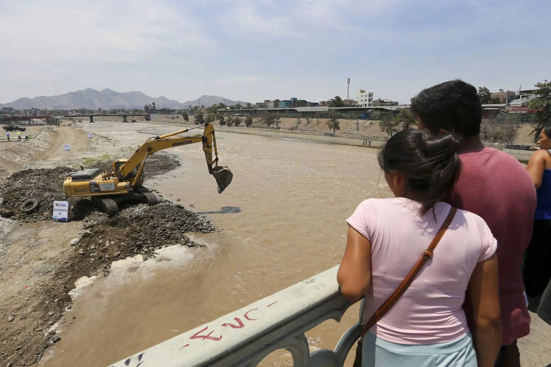 La Municipalidad de Lima trabaja en tareas de previsión, ante la posibilidad de incremento de lluvias en la capital. En esa línea se realizó la descolmatación del río Rímac; con la ayuda de maquinaria pesada, para defender la estructura del histórico puente Balta llamado también puente de Hierro construido en 1869. Foto: ANDINA/Tatiana Gamarra