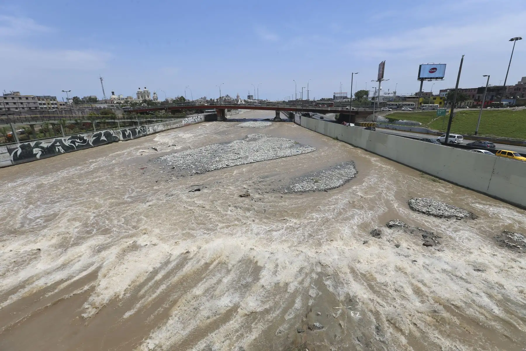 La Municipalidad de Lima trabaja en tareas de previsión, ante la posibilidad de incremento de lluvias en la capital. En esa línea se realizó la descolmatación del río Rímac; con la ayuda de maquinaria pesada, para defender la estructura del histórico puente Balta llamado también puente de Hierro construido en 1869. Foto: ANDINA/Tatiana Gamarra