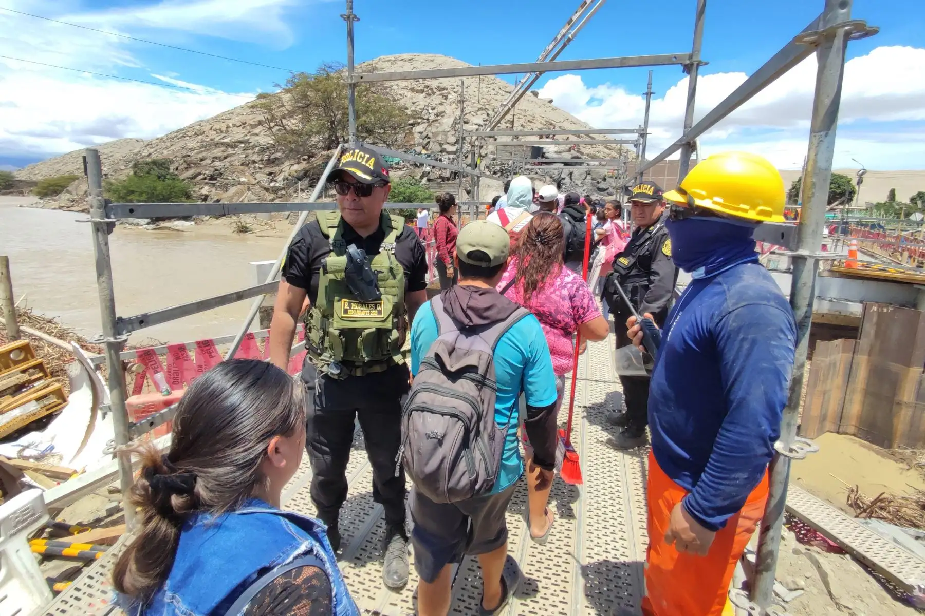 Puente Sechín, la gente cruzan, la policía nacional resguardan la seguridad y el personal de salud. Foto: ANDINA/Daniel Bracamonte