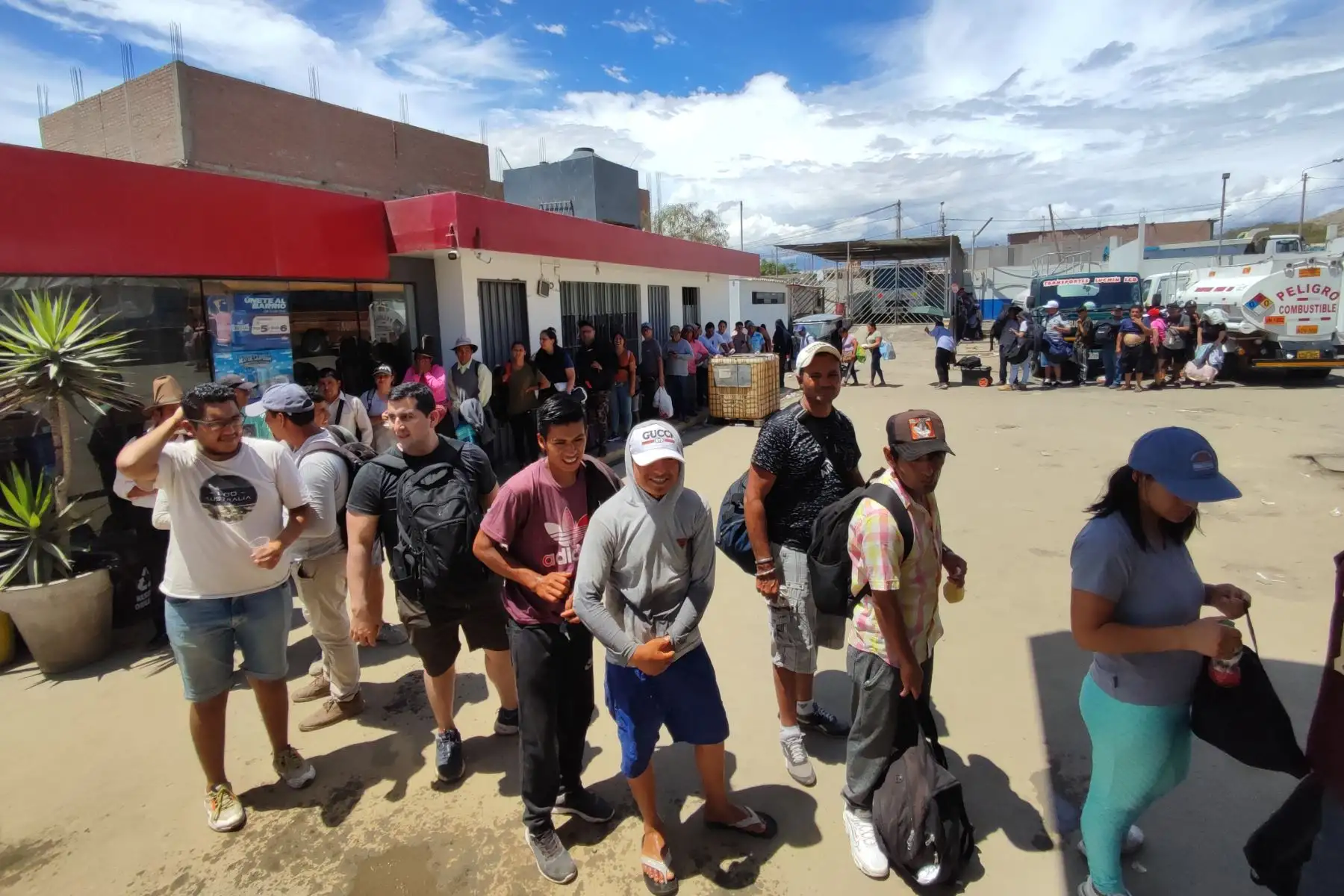 Puente Sechín, la gente cruzan, la policía nacional resguardan la seguridad y el personal de salud. Foto: ANDINA/Daniel Bracamonte