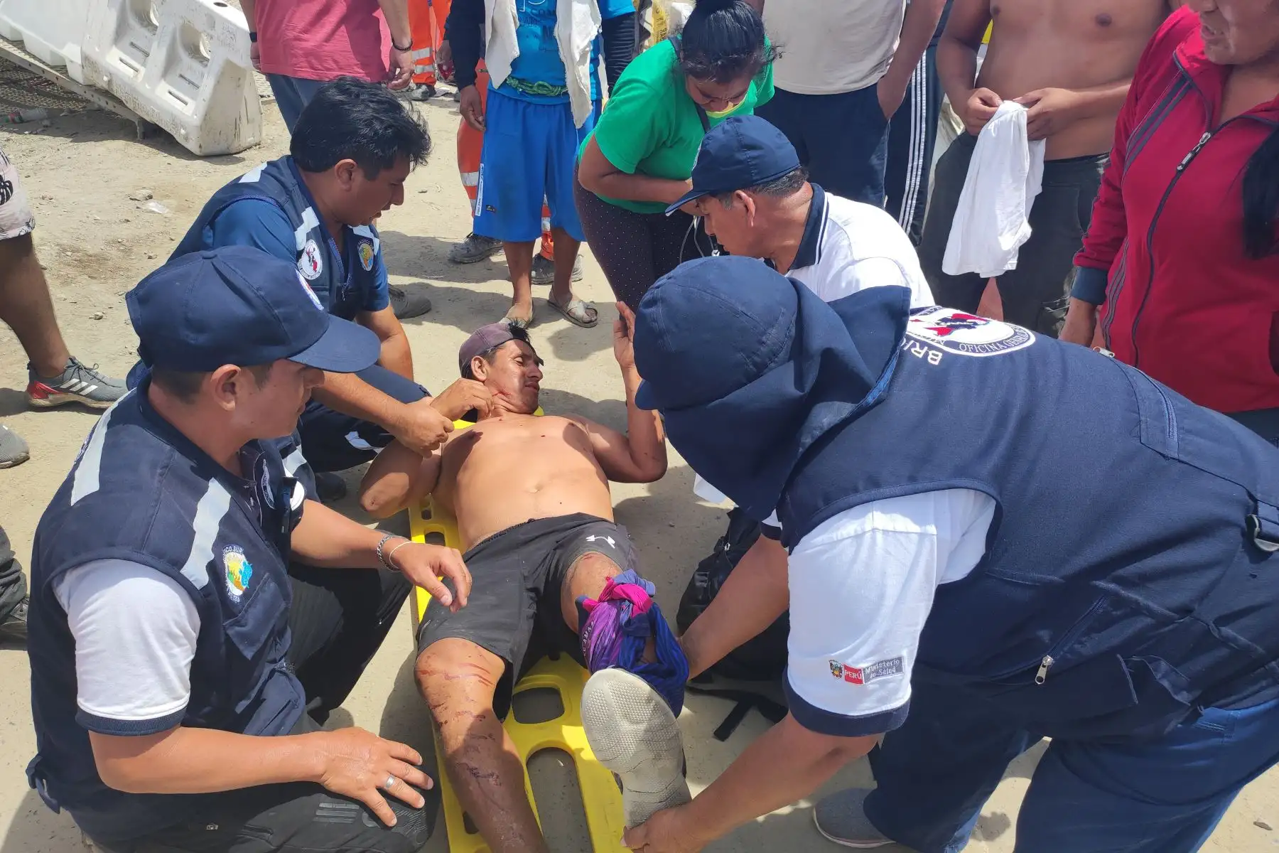 Puente Sechín, la gente cruza, la policía nacional resguardan la seguridad y el personal de salud. Foto: ANDINA/Daniel Bracamonte