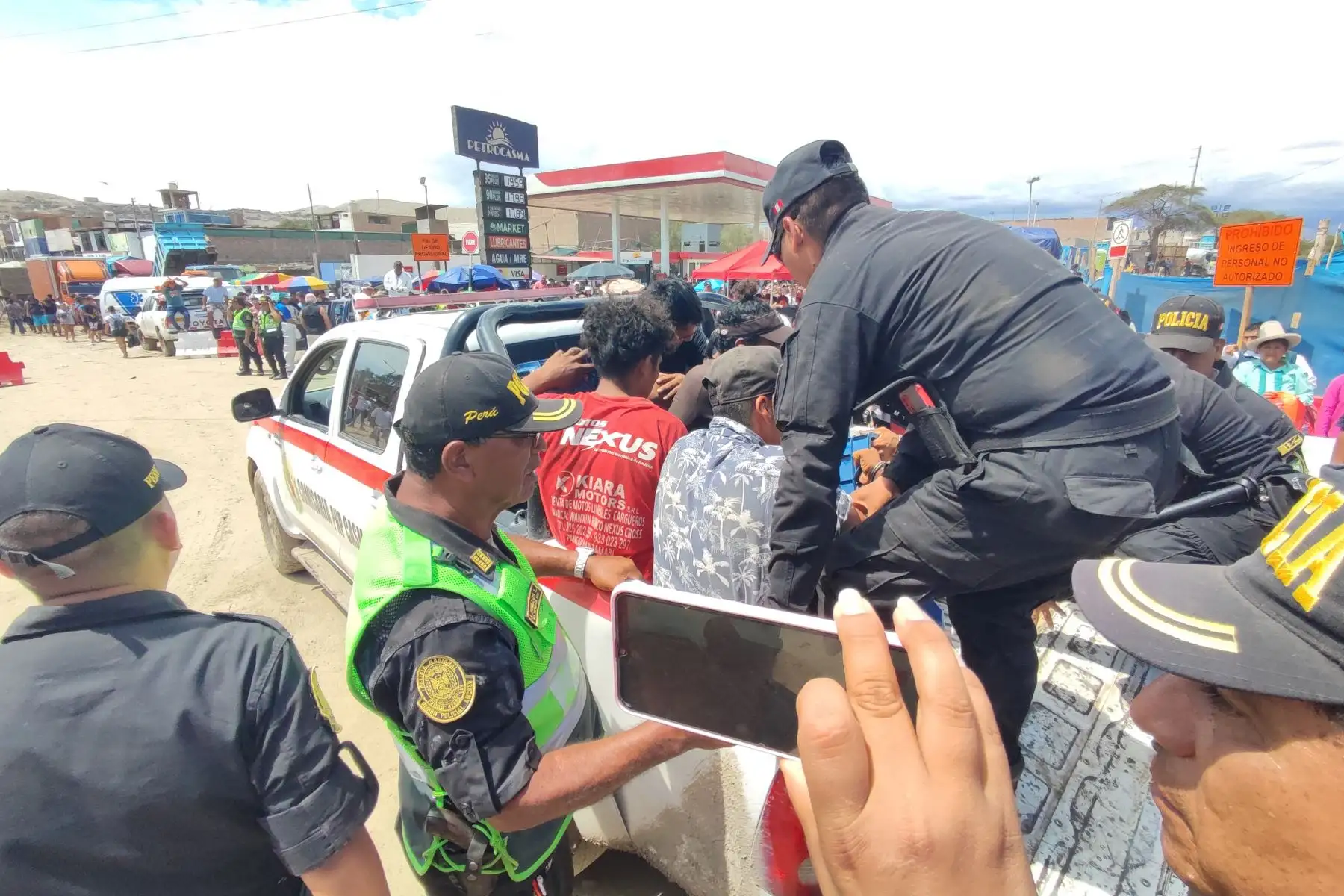 Puente Sechín, la gente cruzan, la policía nacional resguardan la seguridad y el personal de salud. Foto: ANDINA/Daniel Bracamonte