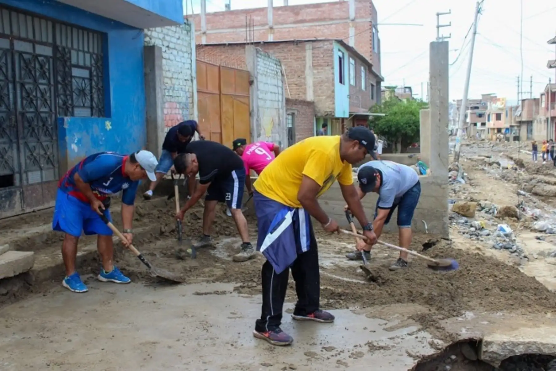 Los vecinos claman pidiendo ayuda en víveres y en material para reconstruir sus casas.