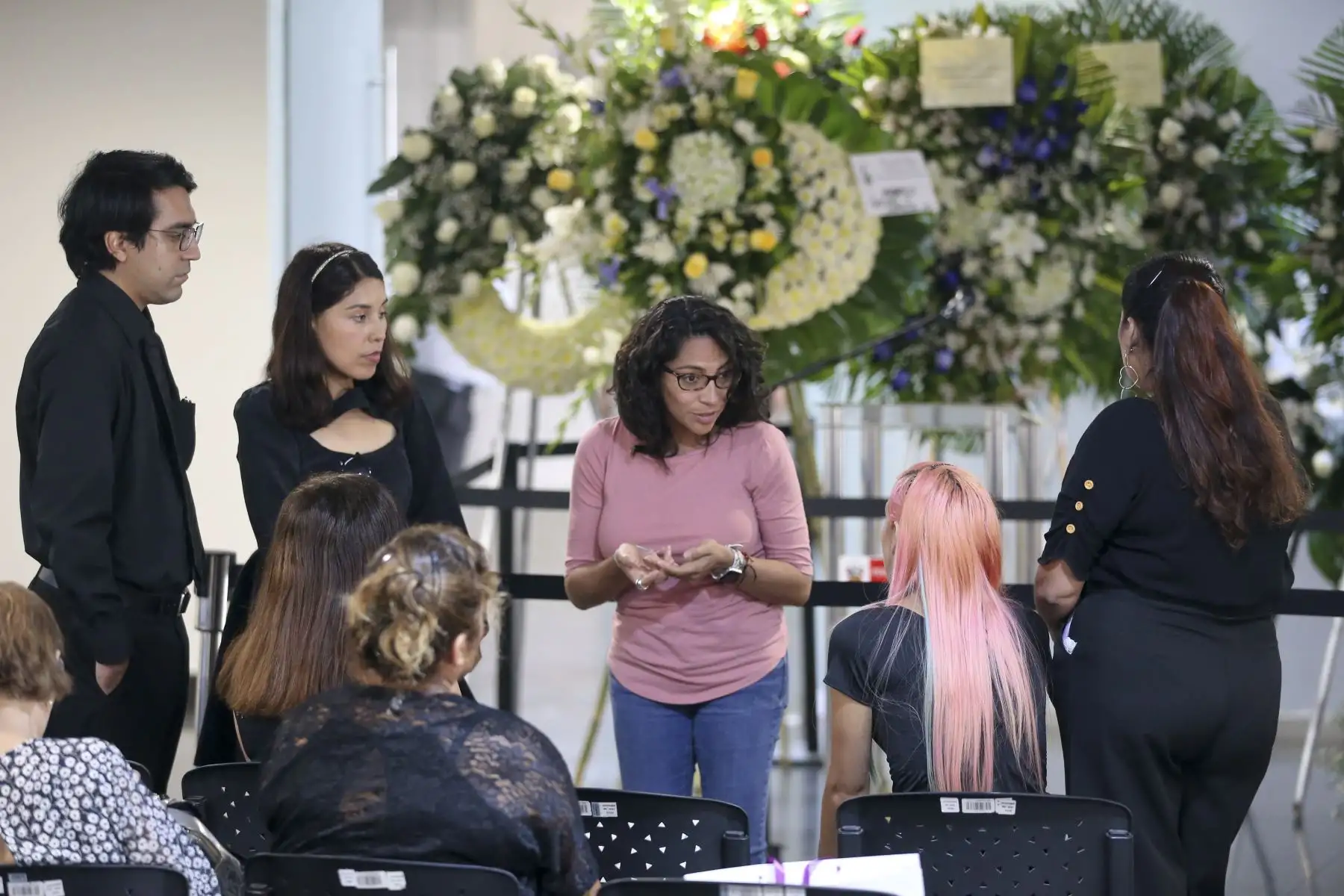 Ministra de Cultura; Leslie Urteaga Peña, se acerca a los familiares de José Abelardo Gutiérrez Alanya -más conocido como Tongo-, durante el velatorio que se lleva a cabo en las instalaciones del Ministerio de Cultura. Foto: ANDINA/Tatiana Gamarra