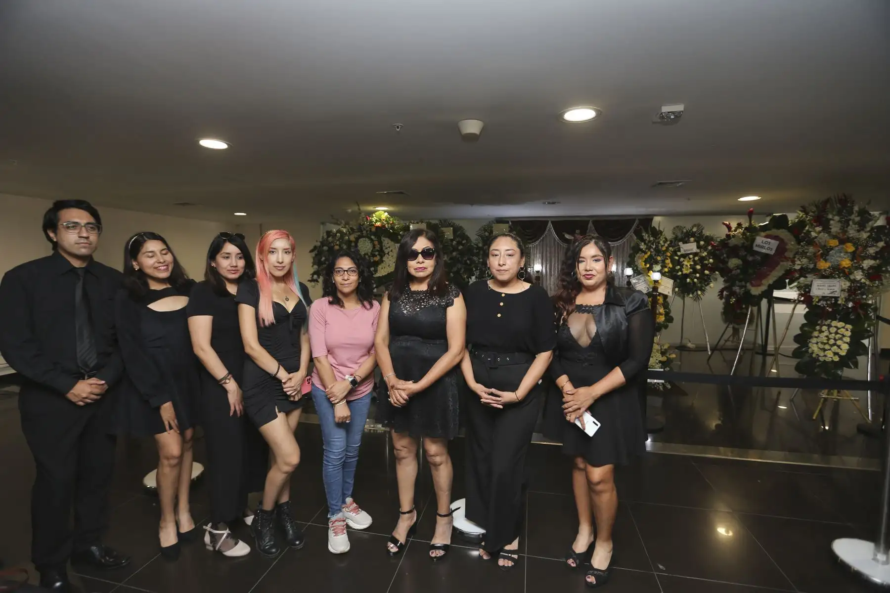 Ministra de Cultura; Leslie Urteaga Peña, se acerca a los familiares de José Abelardo Gutiérrez Alanya -más conocido como Tongo-, durante el velatorio que se lleva a cabo en las instalaciones del Ministerio de Cultura. Foto: ANDINA/Tatiana Gamarra