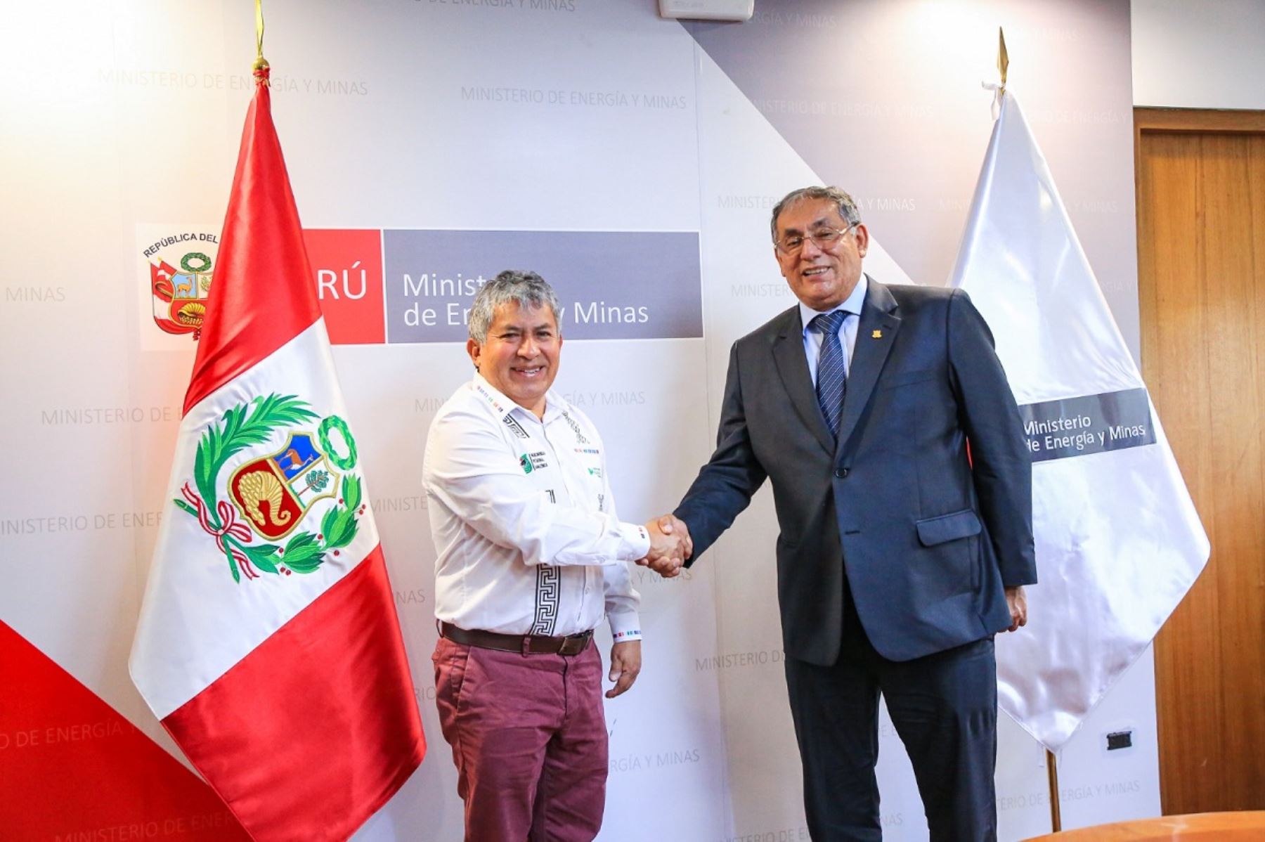 Ministro de Energía y MInas, Oscar Vera Gargurevich, se reunió con el gobernador regional de Huánuco, Antonio Pulgar Lucas. Foto: Cortesía.