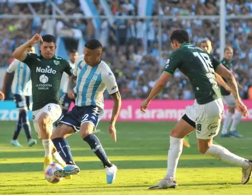 Paolo Guerrero jugó por primera como titular en el Racing de Avellaneda